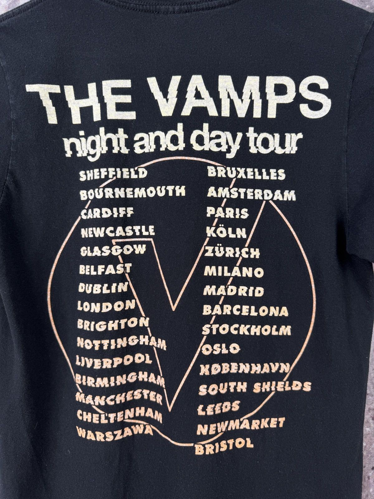 Vintage The Vamps Night & Day Tour Vintage Concert Graphic T-Shirt Size US S / EU 44-46 / 1 - 14 Thumbnail