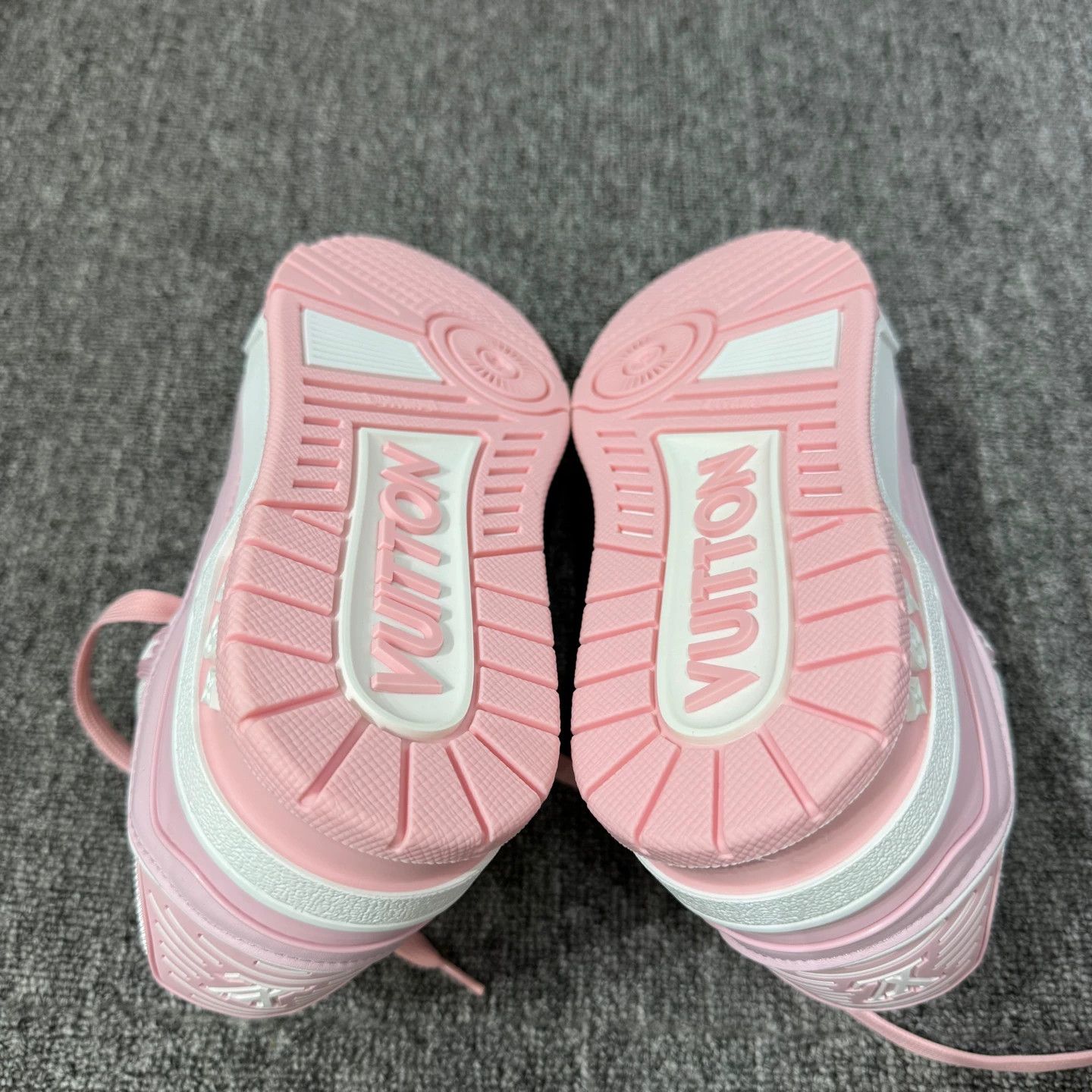 Louis Vuitton Louis Vuitton embossed pink trainer Size 37.5 new Size US 7 / IT 37 - 4 Thumbnail