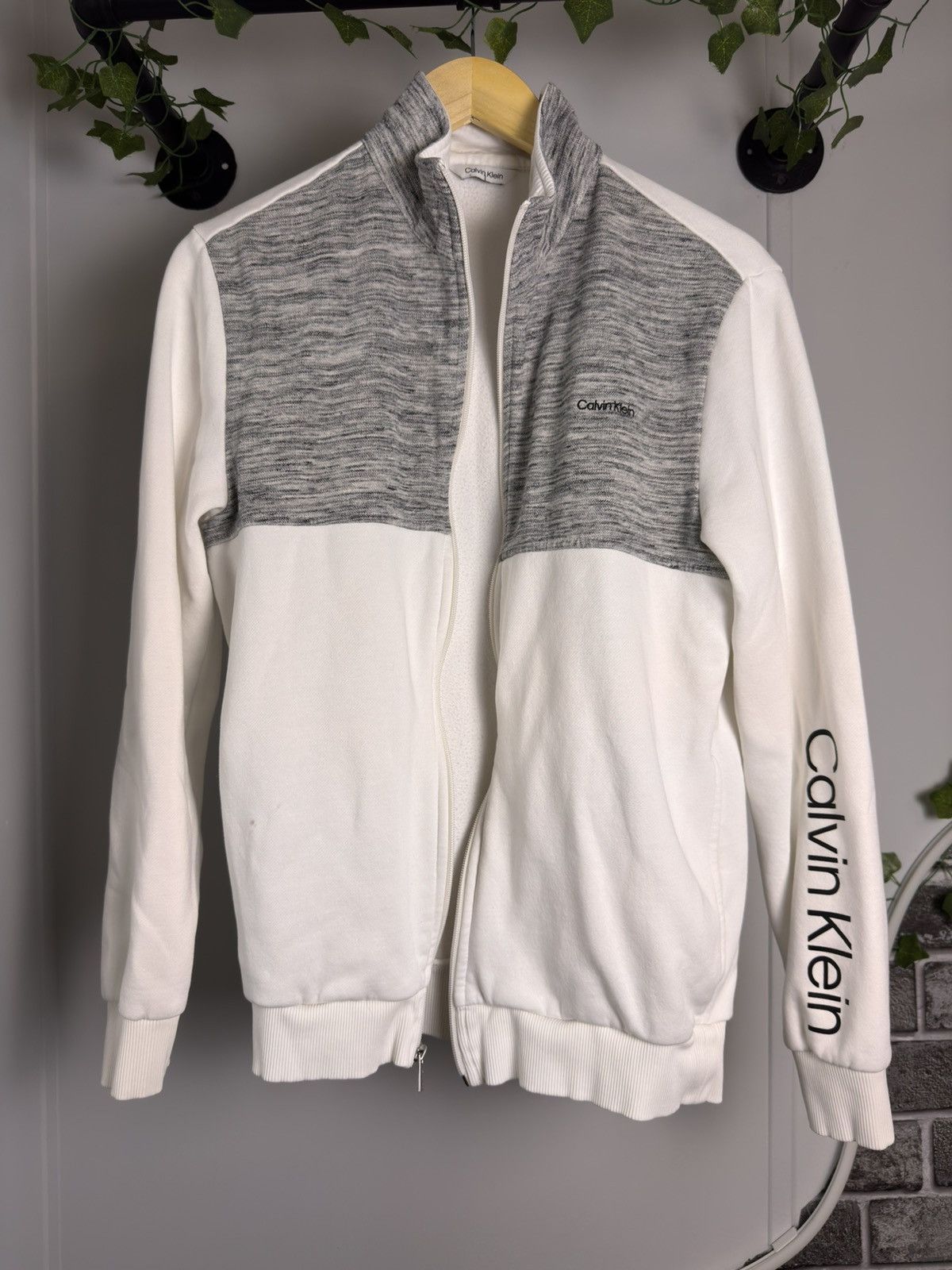 Calvin Klein Calvin Klein White Gray Zip Up Jacket Small Good Condition Size US S / EU 44-46 / 1 - 2 Thumbnail