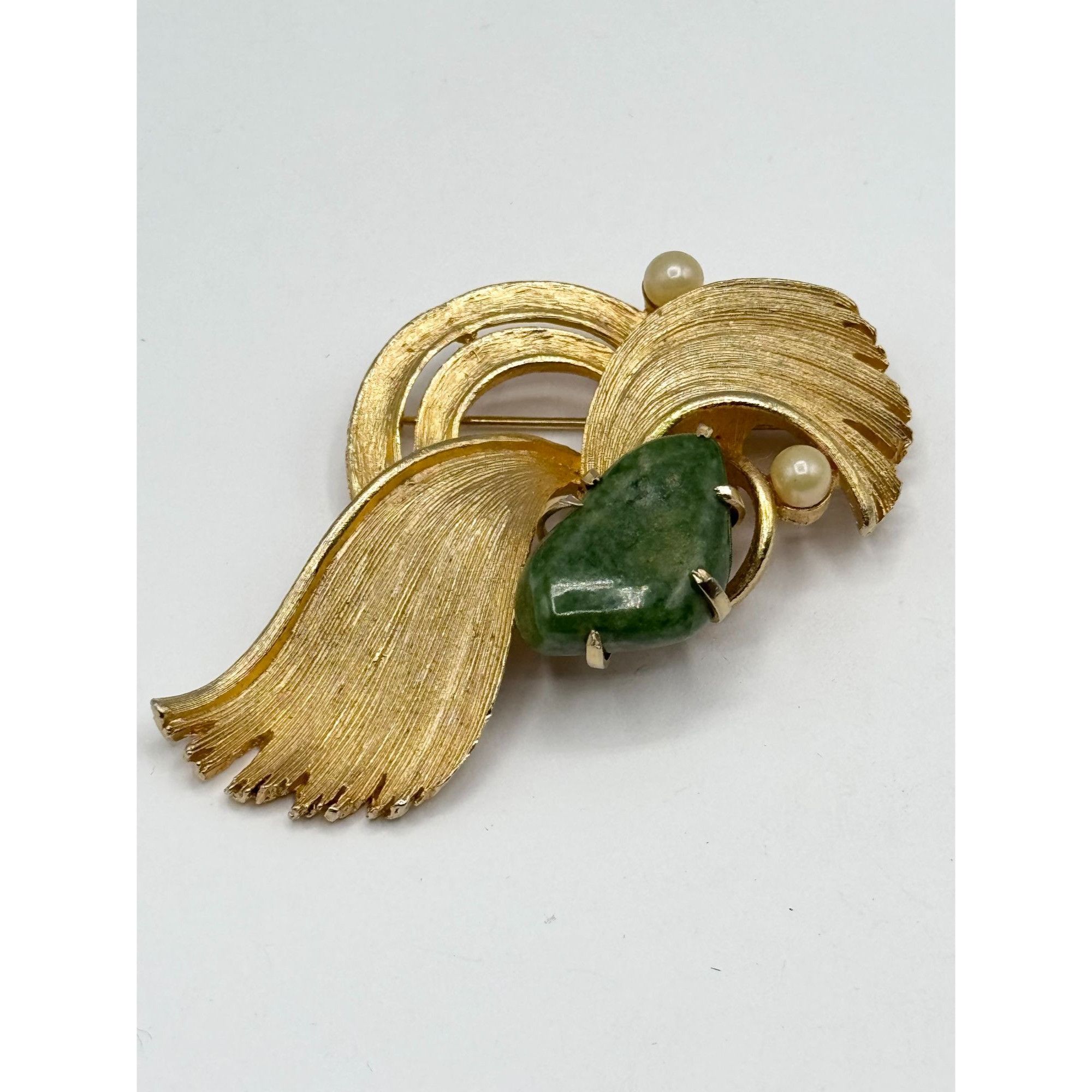 Vintage Lisner green stone pearl brooch pin