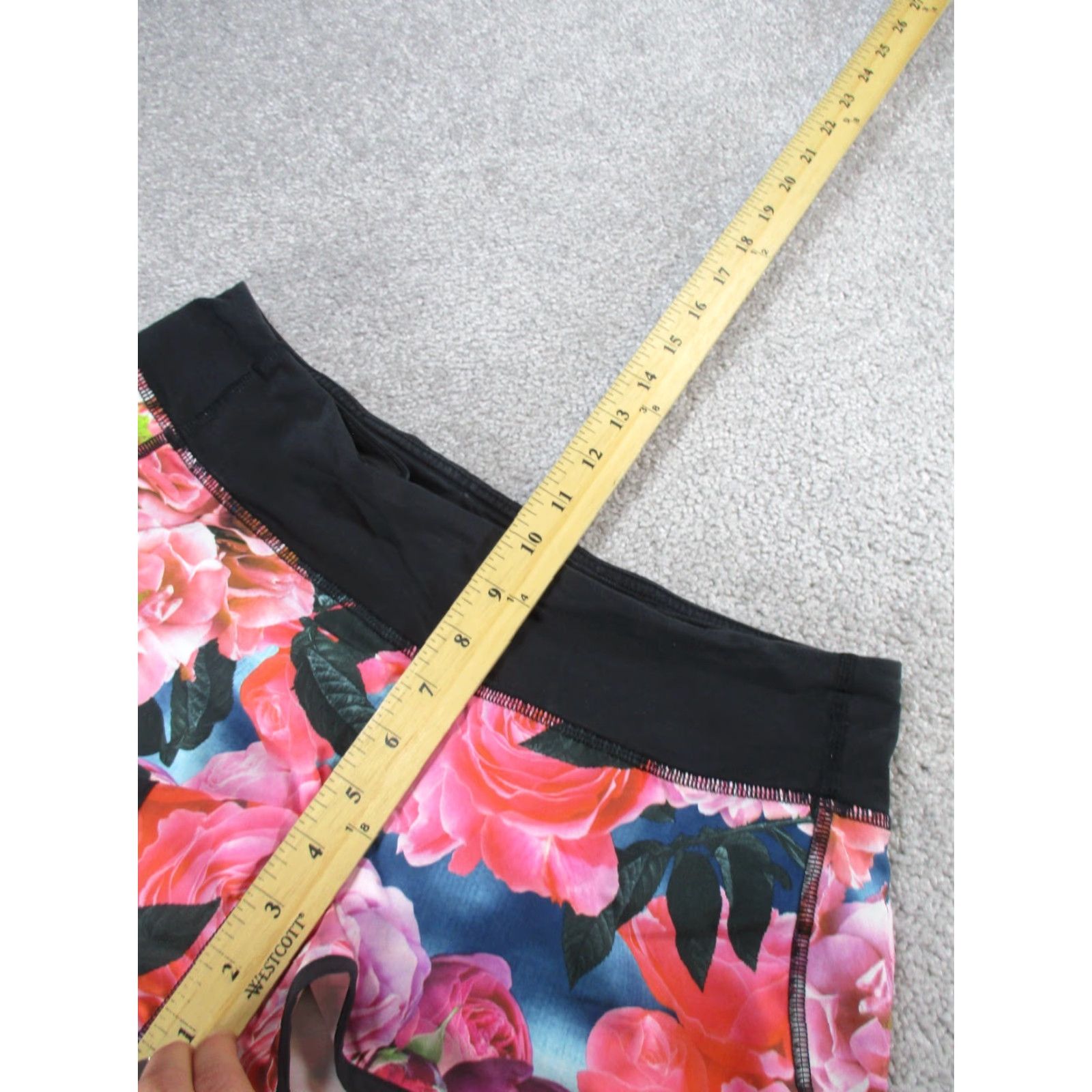 Lululemon Lululemon Shorts Womens 6 Black Multicolor Floral 3" Athletic Running Gym Cross Training Girl Womens Size 28" / US 6 / IT 42 - 6 Thumbnail