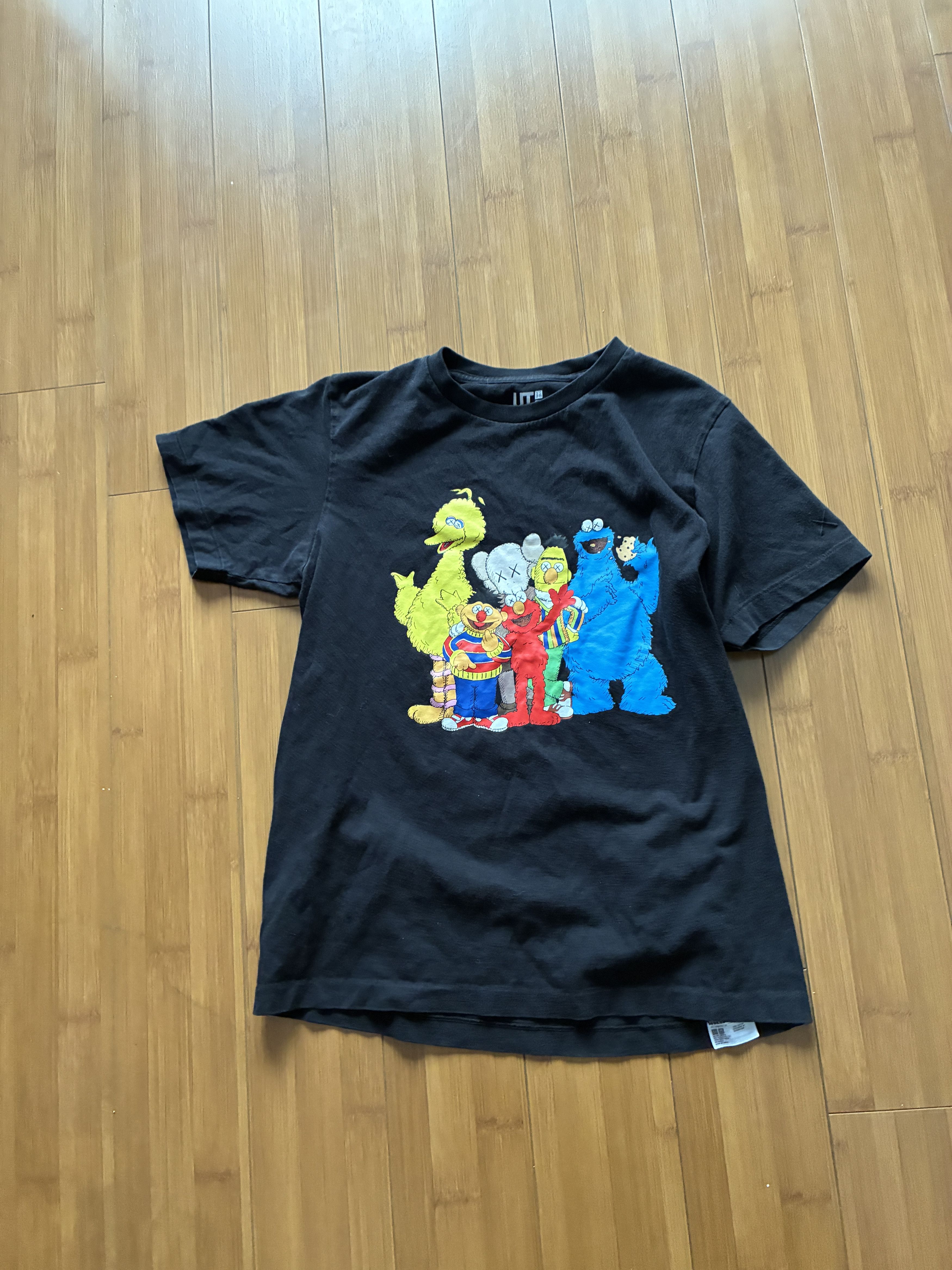 Uniqlo KAWS x Uniqlo x Sesame Street Group #2 Black Tee Small Size US S / EU 44-46 / 1 - 1 Thumbnail