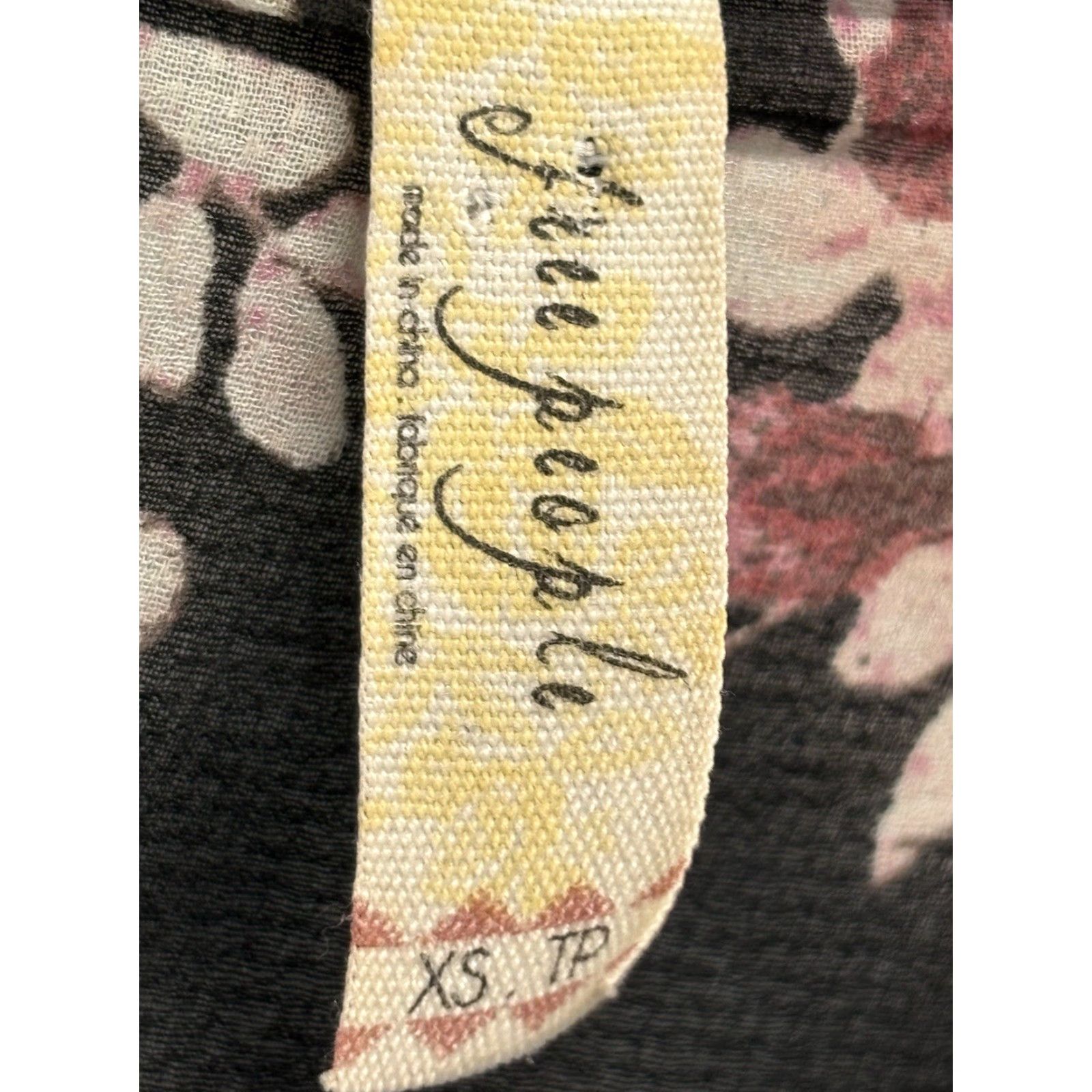 Free People Free People Float Away Button Back Long Sleeve Romper Floral Mini Womens Size XS Size XS / US 0-2 / IT 36-38 - 6 Thumbnail