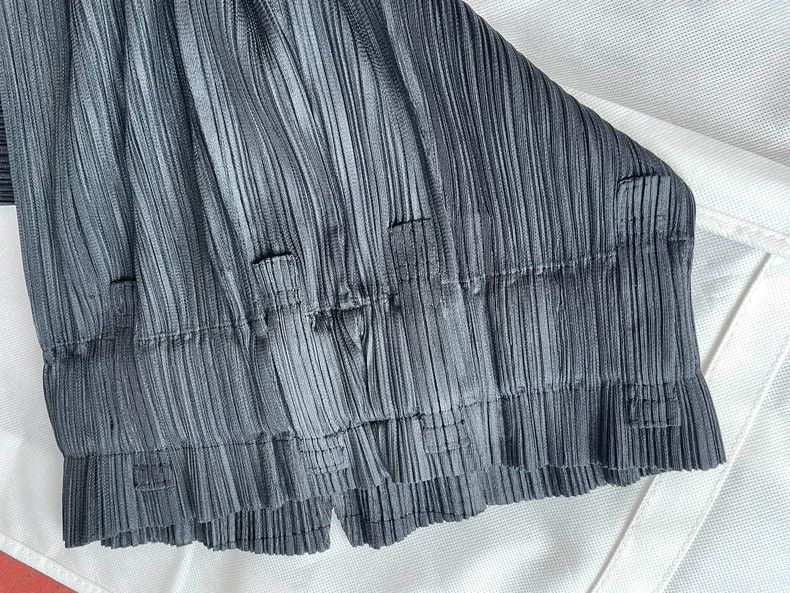 Issey Miyake Issey Miyake size:1 Black petal high-waisted pleated trous Size 23" - 3 Thumbnail