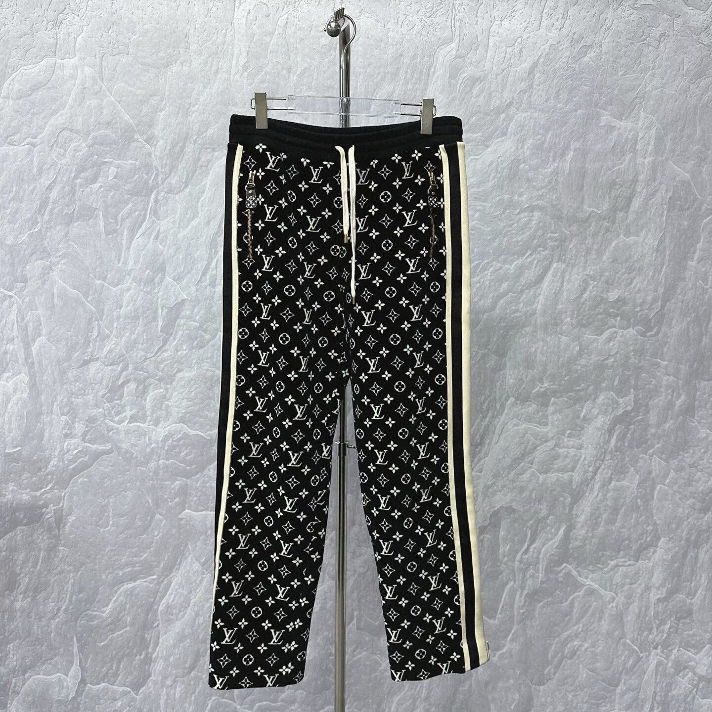 Louis Vuitton louis vuitton logo velvet side striped pants Size US 28 / EU 44 - 1 Thumbnail