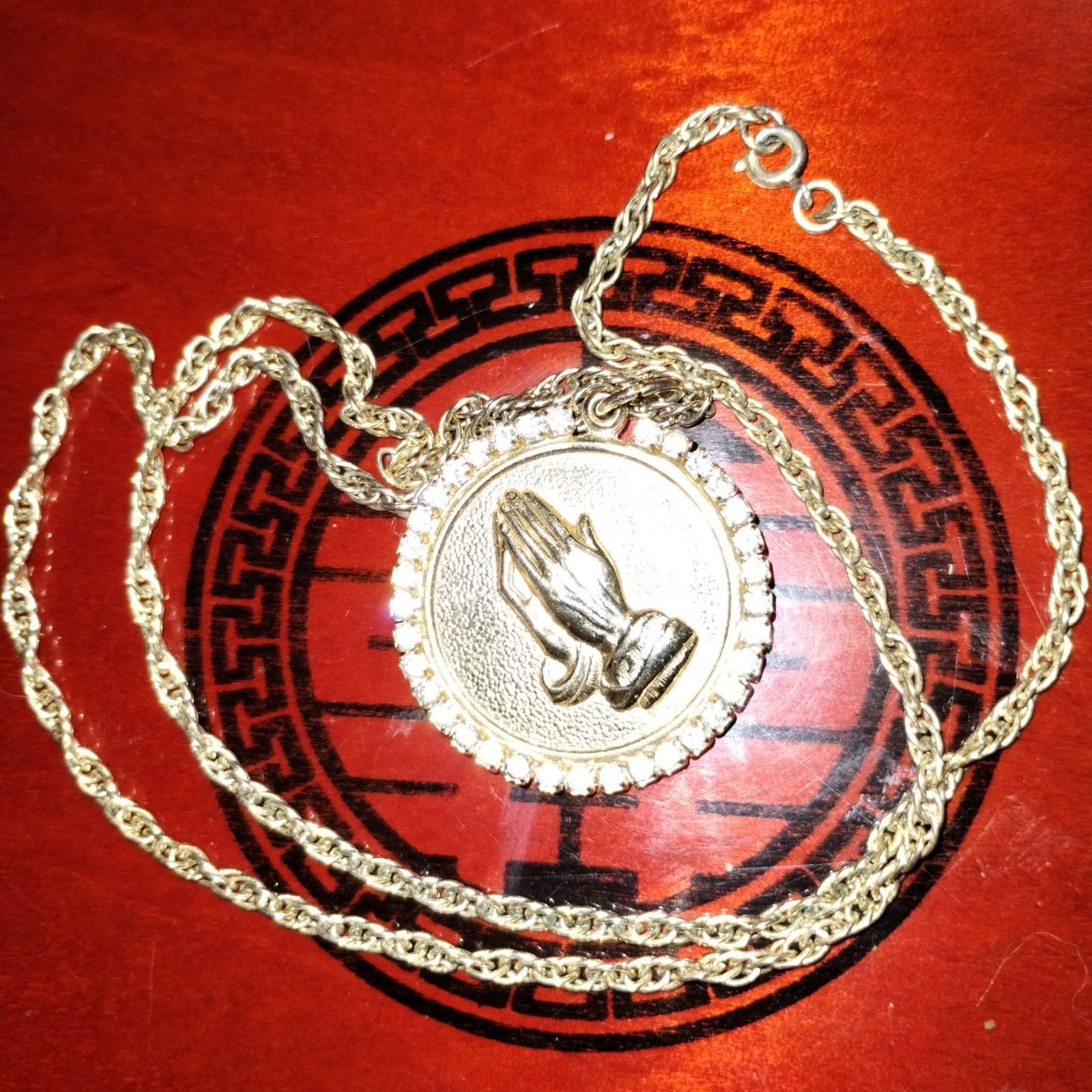 Vintage Gold-plated serenity prayer praying hands necklace Size ONE SIZE - 1 Thumbnail