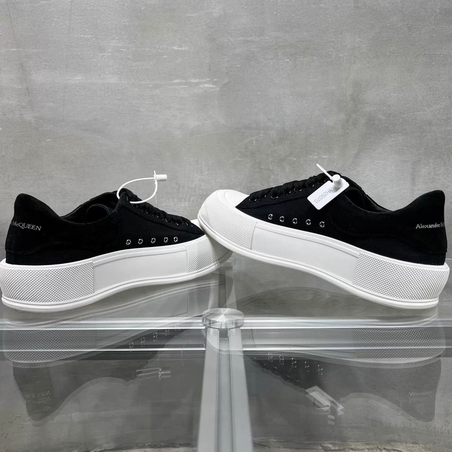 Alexander McQueen Alexander McQueen Canvas Sneaker Black White 41 Size US 8 / EU 41 - 5 Thumbnail