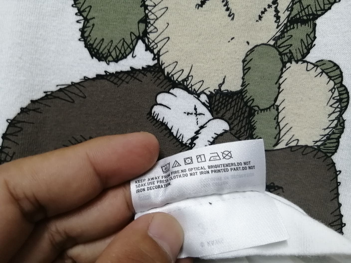 Japanese Brand VINTAGE KAWS VERY RARE Size US M / EU 48-50 / 2 - 7 Thumbnail