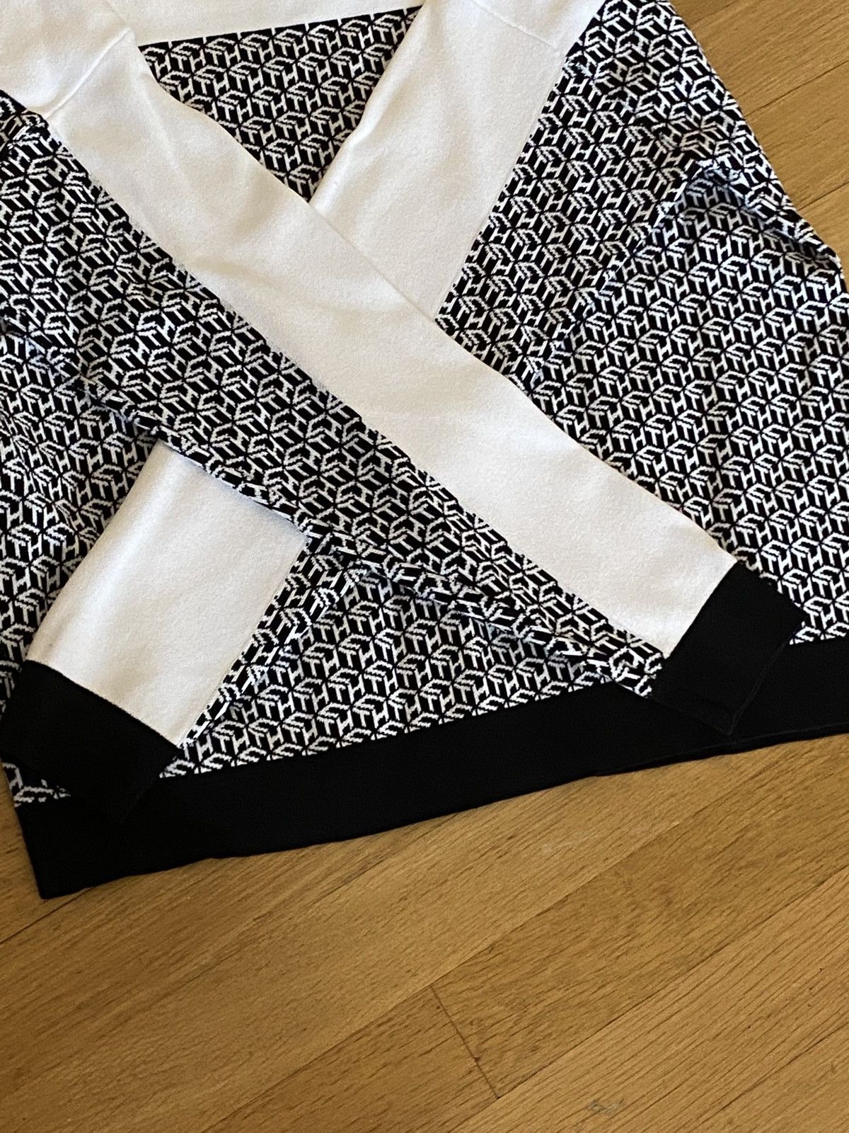 Tommy Hilfiger Cropped Knit Tommy Hilfiger Monogram Sweater Size L / US 10 / IT 46 - 5 Thumbnail