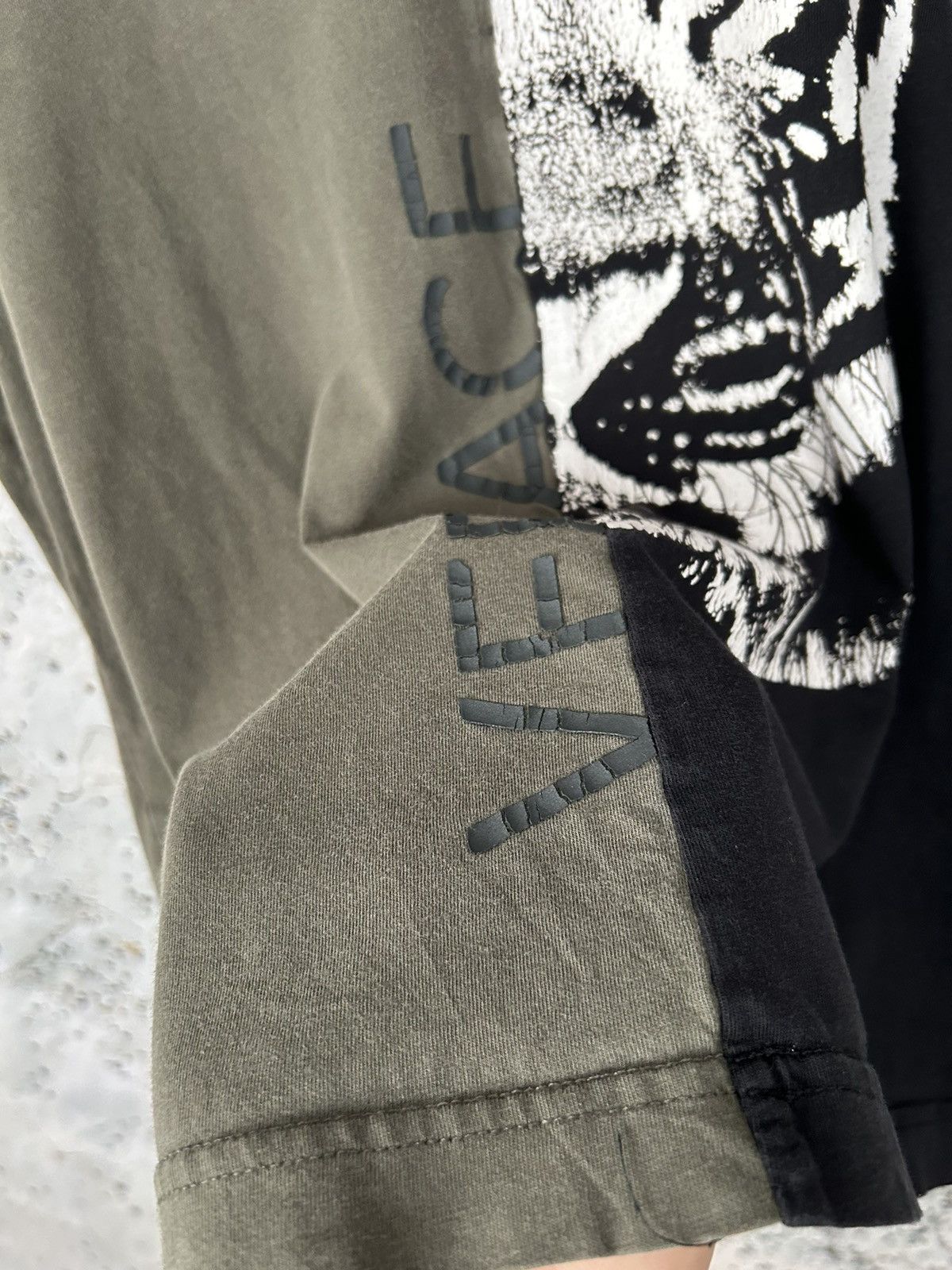 Versace Jeans Couture Vintage Versace Jeans Tiger Graphic Tee Hype Designer Size US L / EU 52-54 / 3 - 4 Thumbnail