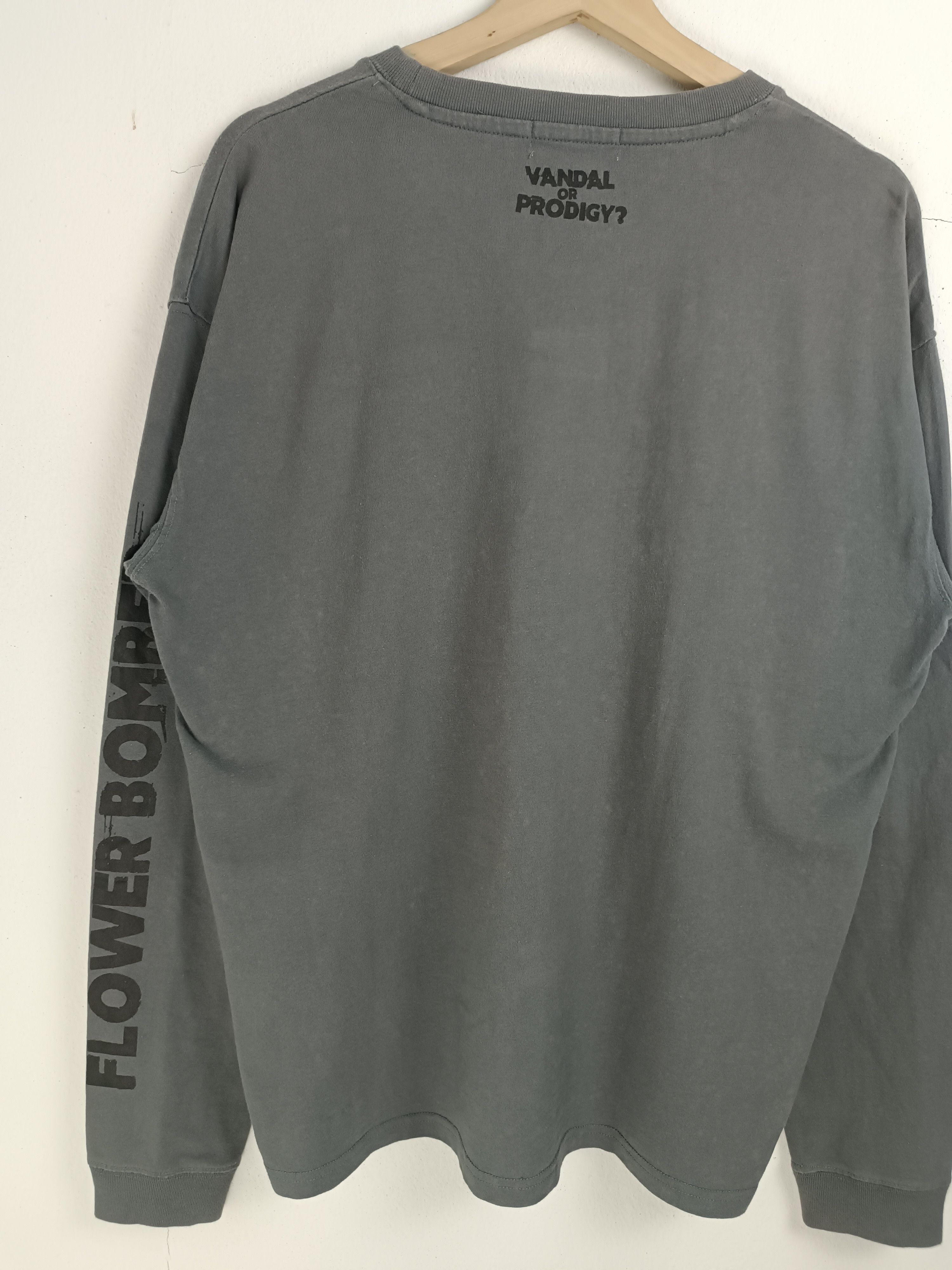 Other VINTAGE BANKSY FLOWER THROWER BRANDALISED VERY RARE TEE Size US L / EU 52-54 / 3 - 12 Thumbnail