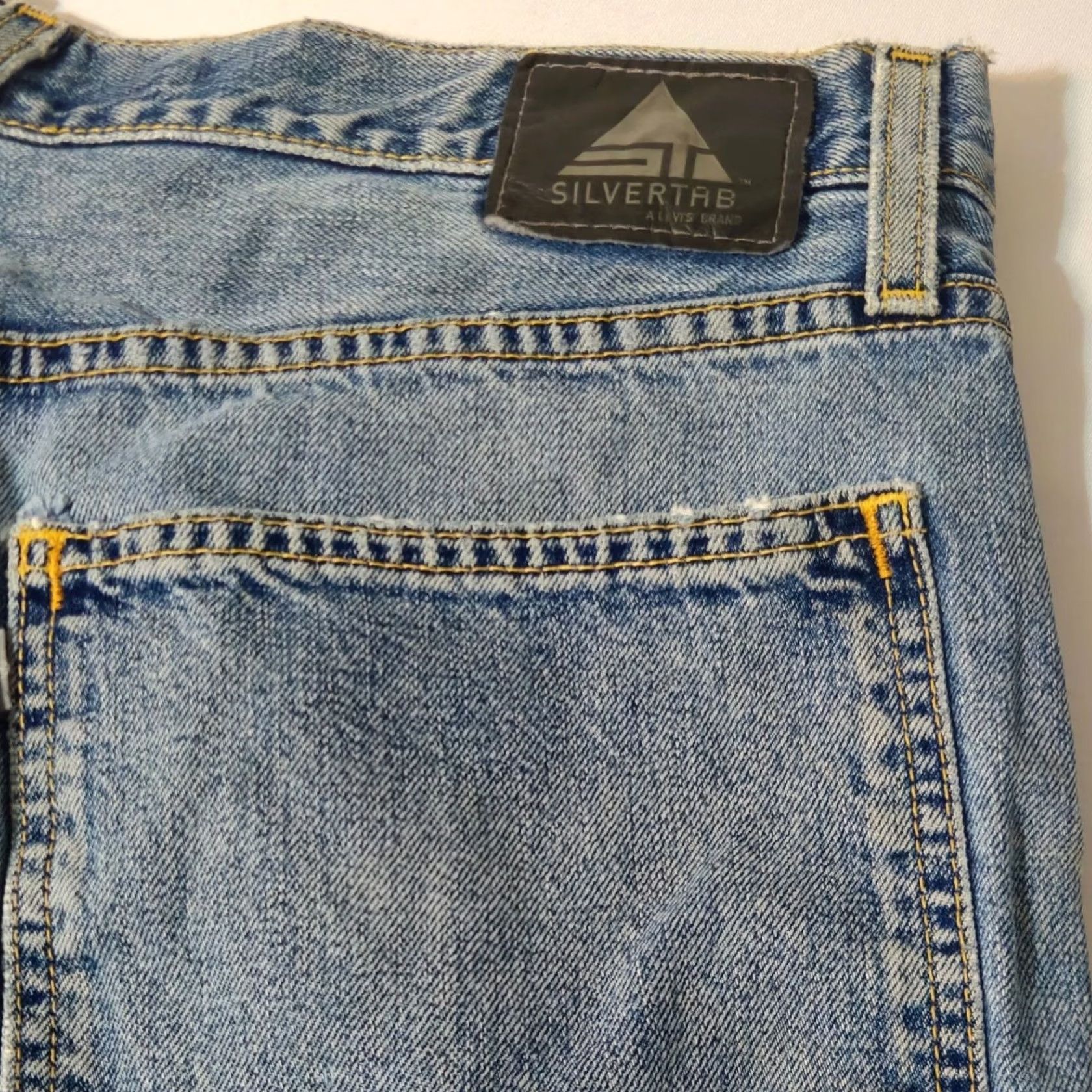 Levi's VINTAGE Levi's SilverTab Denim Shorts 36 Mens Low Baggy 90s Light Wash Denim Bermuda Casual Mens Size US 36 / EU 52 - 5 Thumbnail