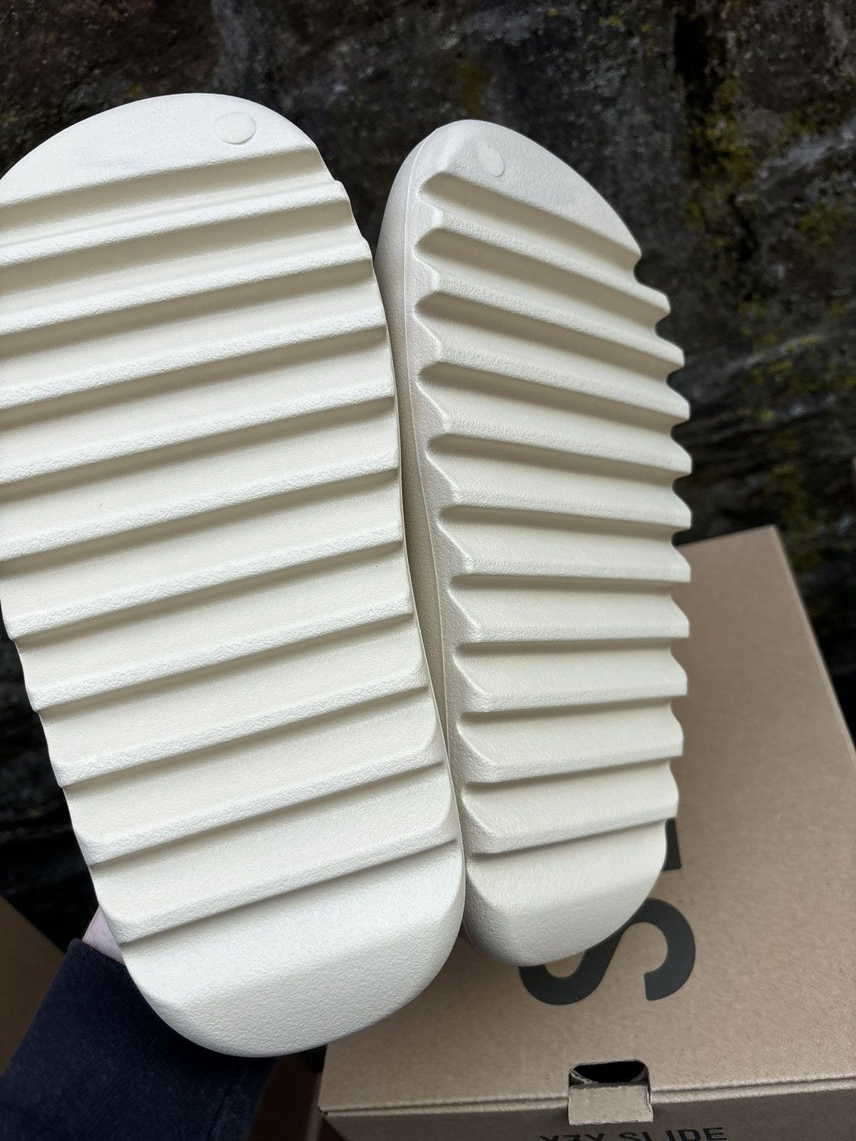 adidas Yeezy Slide Bone Size 9 (2022/2023 Restock) FZ5897 display picture 3