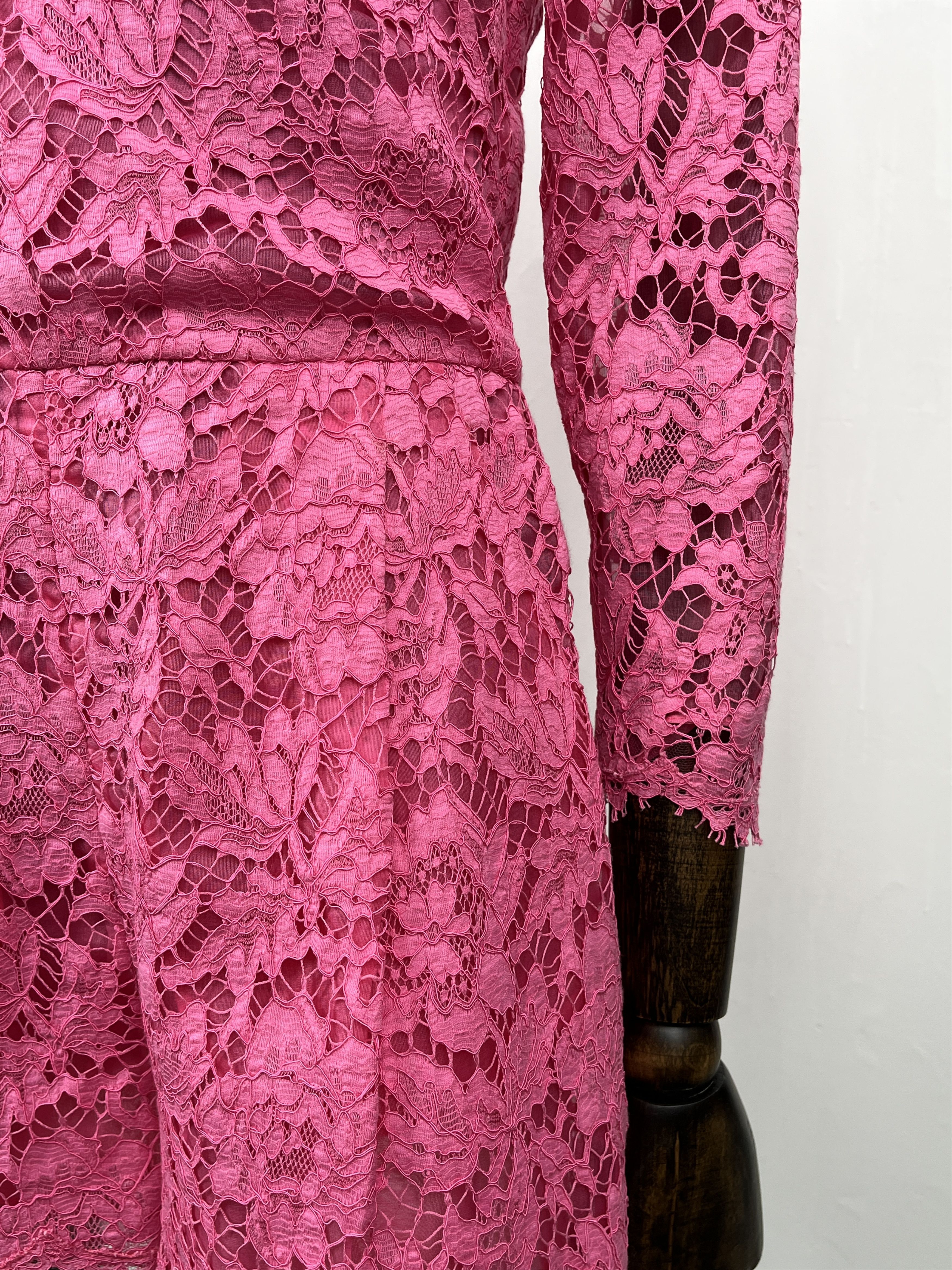Valentino Valentino Fuscia Classic Lace One-Pc Shorts Size XS / US 0-2 / IT 36-38 - 5 Thumbnail