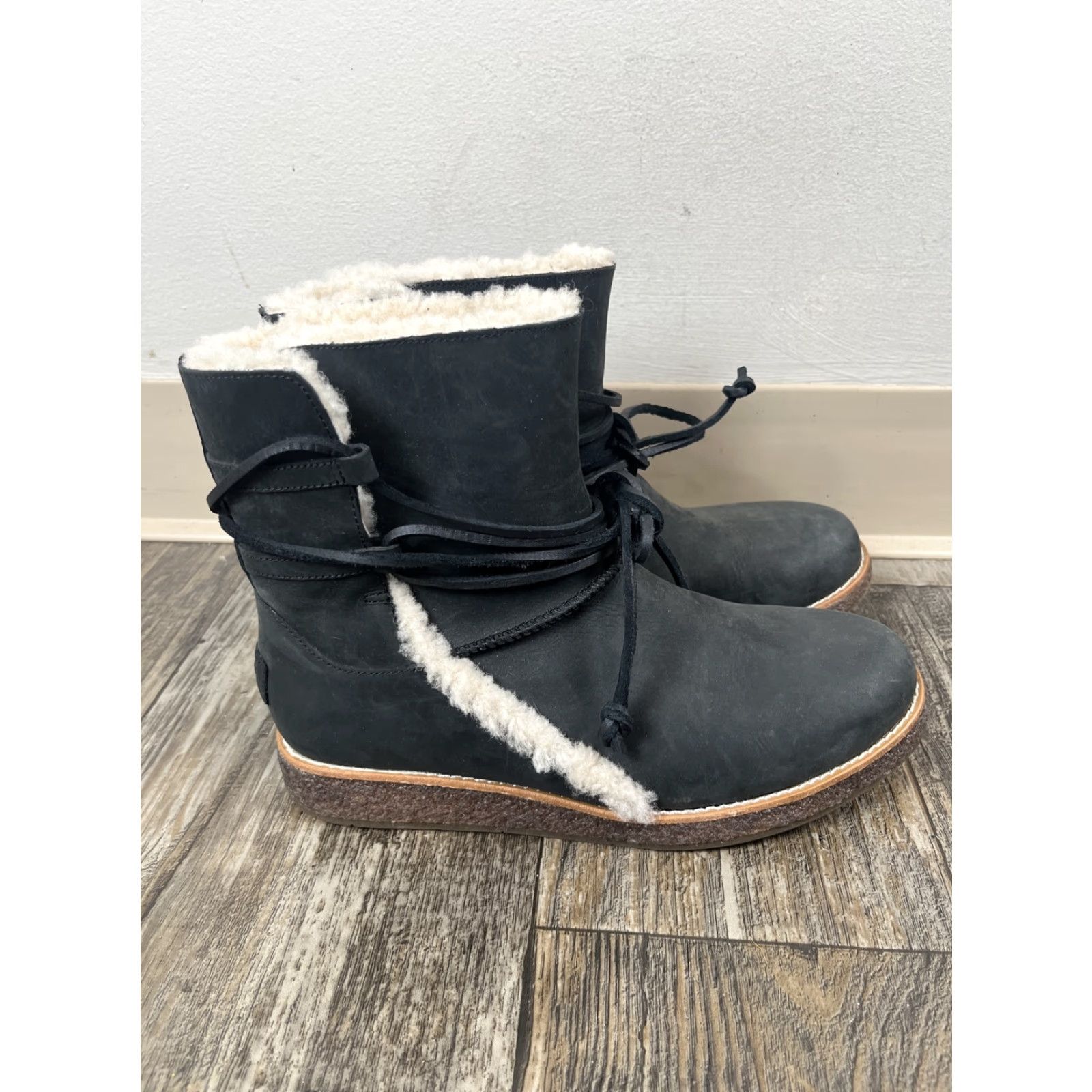 Ugg UGG Australia Luisa Womens 8 Water Resistant Leather Boots Gray 1012545 Leather Sheepskin Ankle Boot Wool Lining Size US 8 / IT 38 - 2 Thumbnail