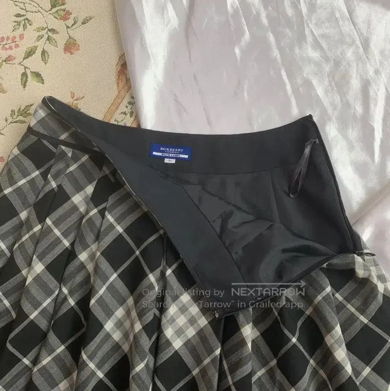 Burberry Burberry Black Wool Blend Skirt for Women. Size 23" - 4 Thumbnail