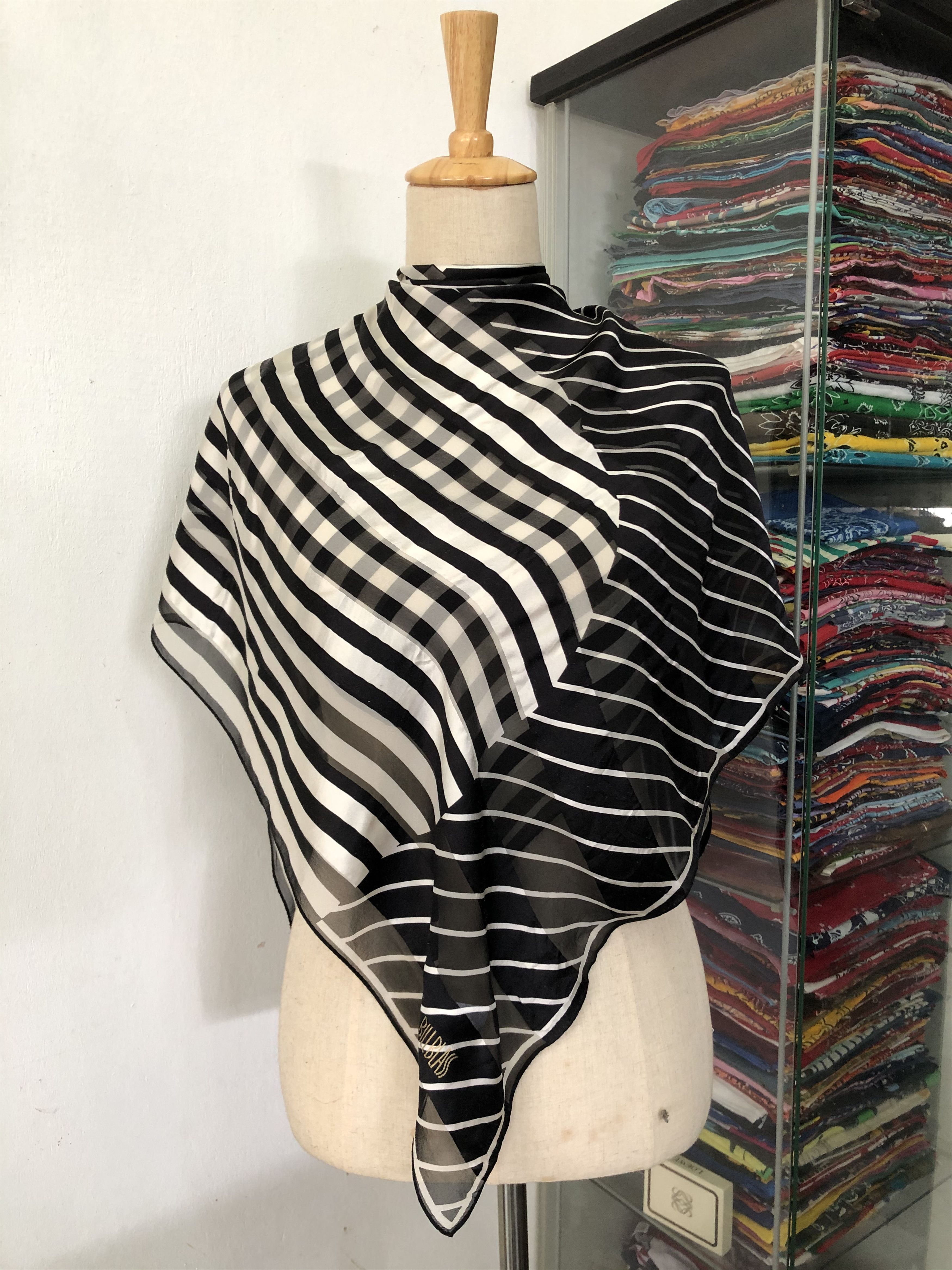 Bill Blass × Vintage Vintage Bill Blass Silk Scarf Size ONE SIZE - 1 Thumbnail