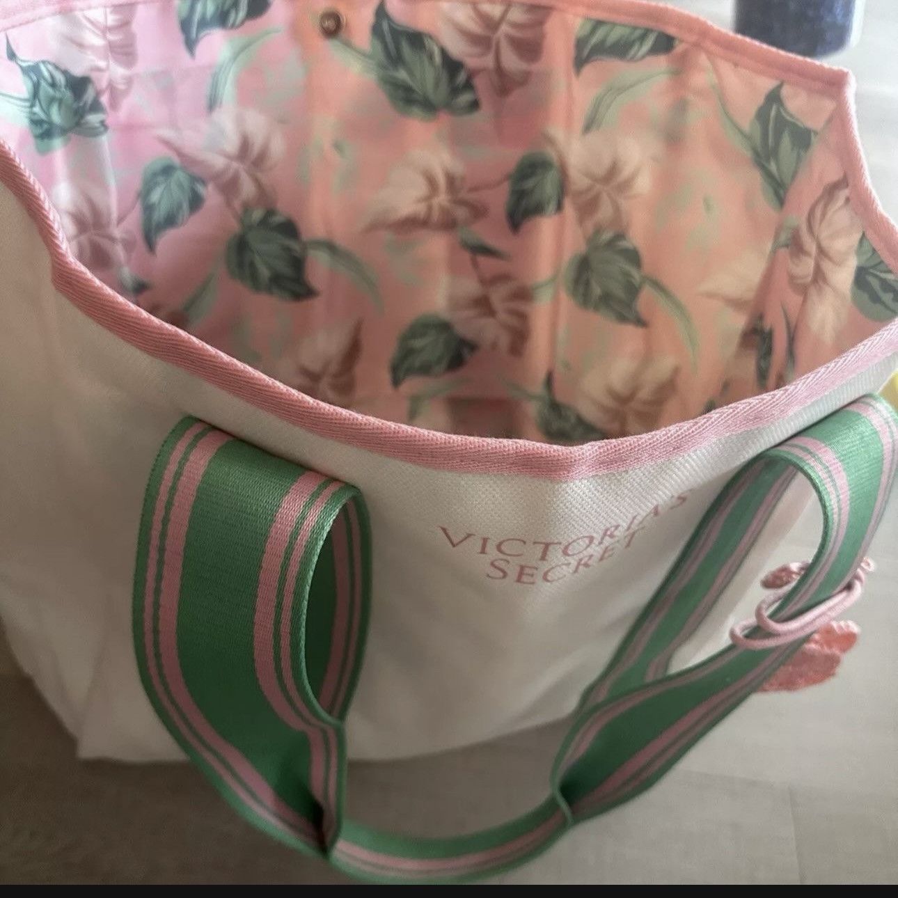 Victoria's Secret New big Victoria Secret beige and green original price $49 Size ONE SIZE - 3 Thumbnail