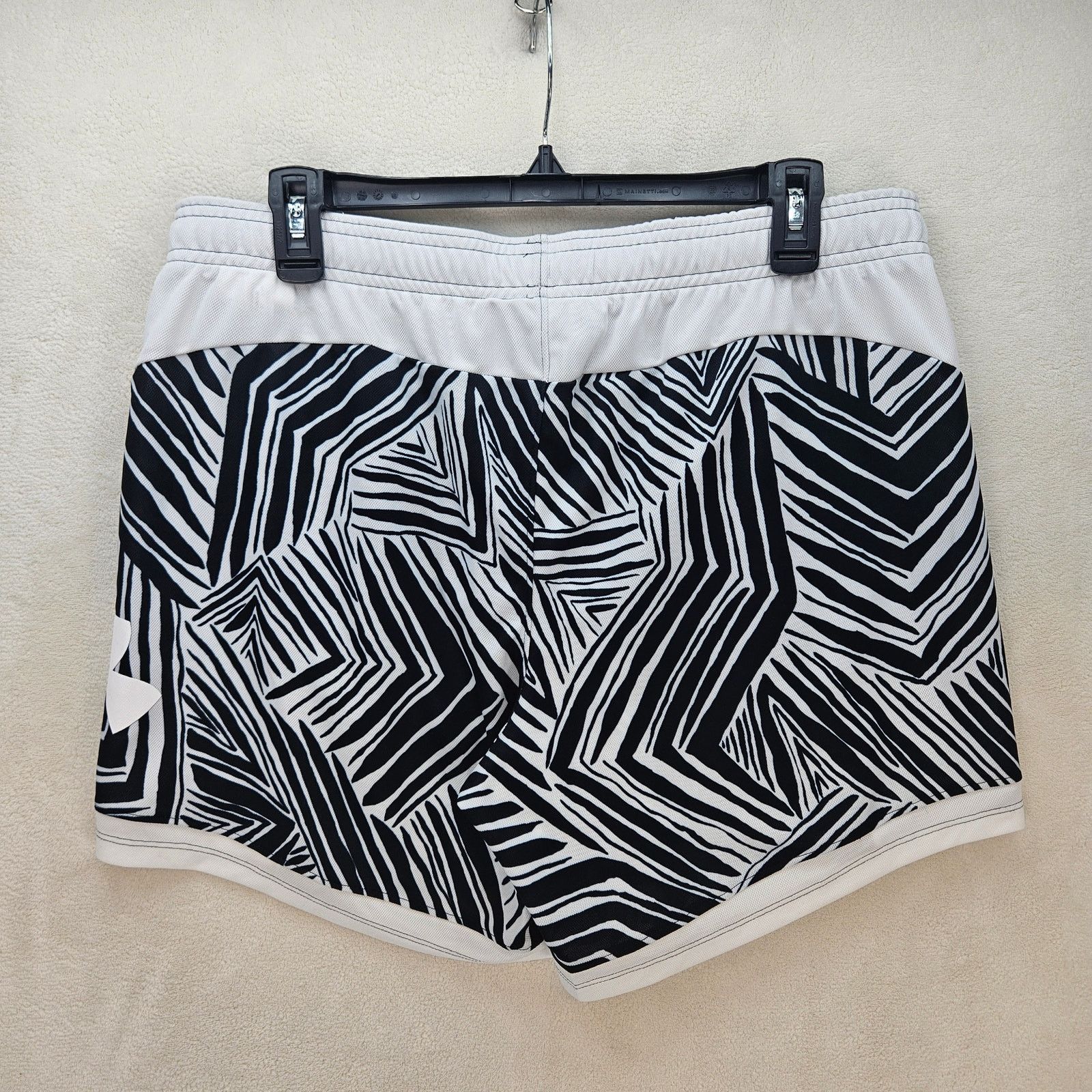 Under Armour UNDER ARMOUR WOMEN'S LARGE BASELINE 6" BASKETBALL SHORTS Size 32" / US 10 / IT 46 - 5 Thumbnail
