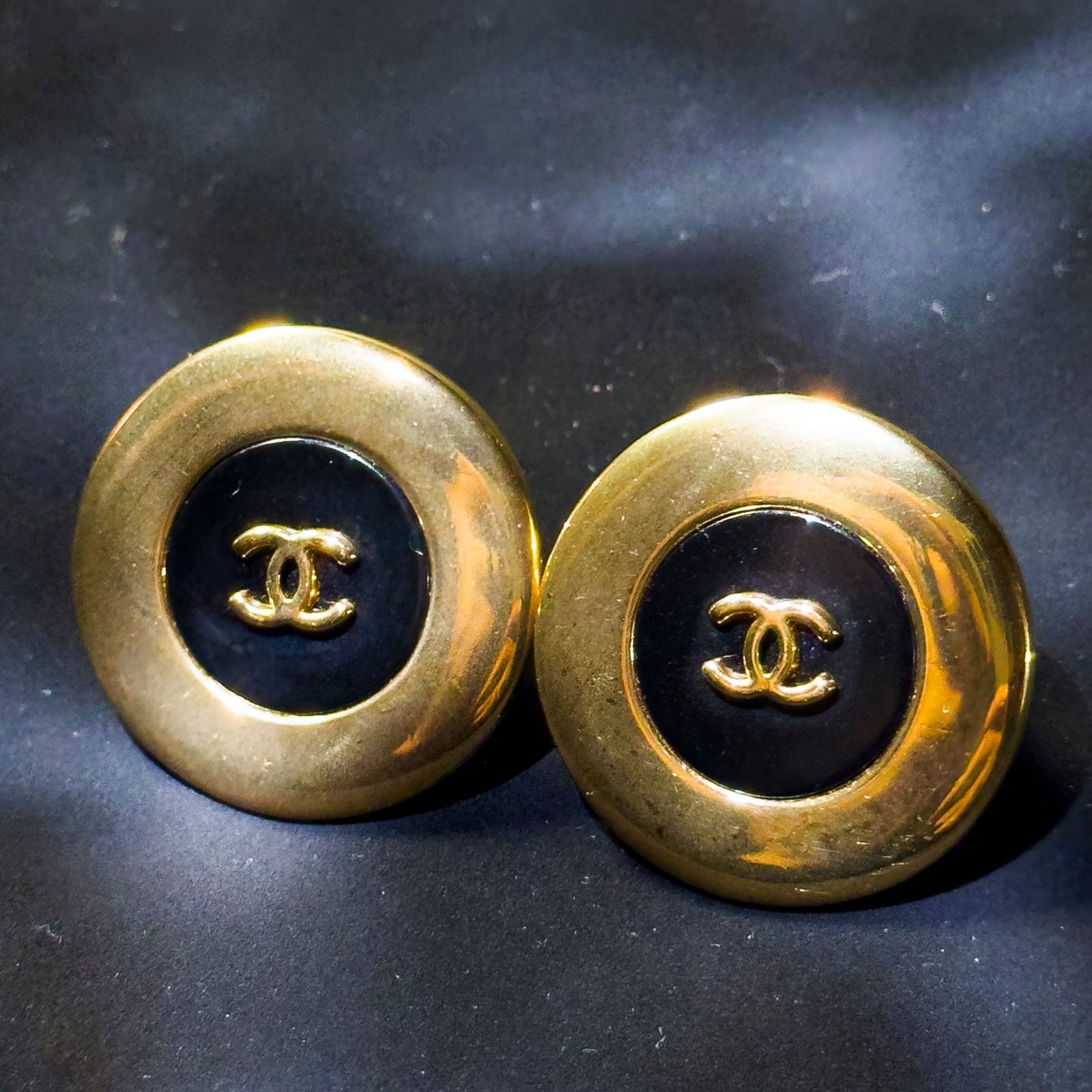 Chanel Vintage Chanel Black CC Button Earrings Size ONE SIZE - 7 Thumbnail