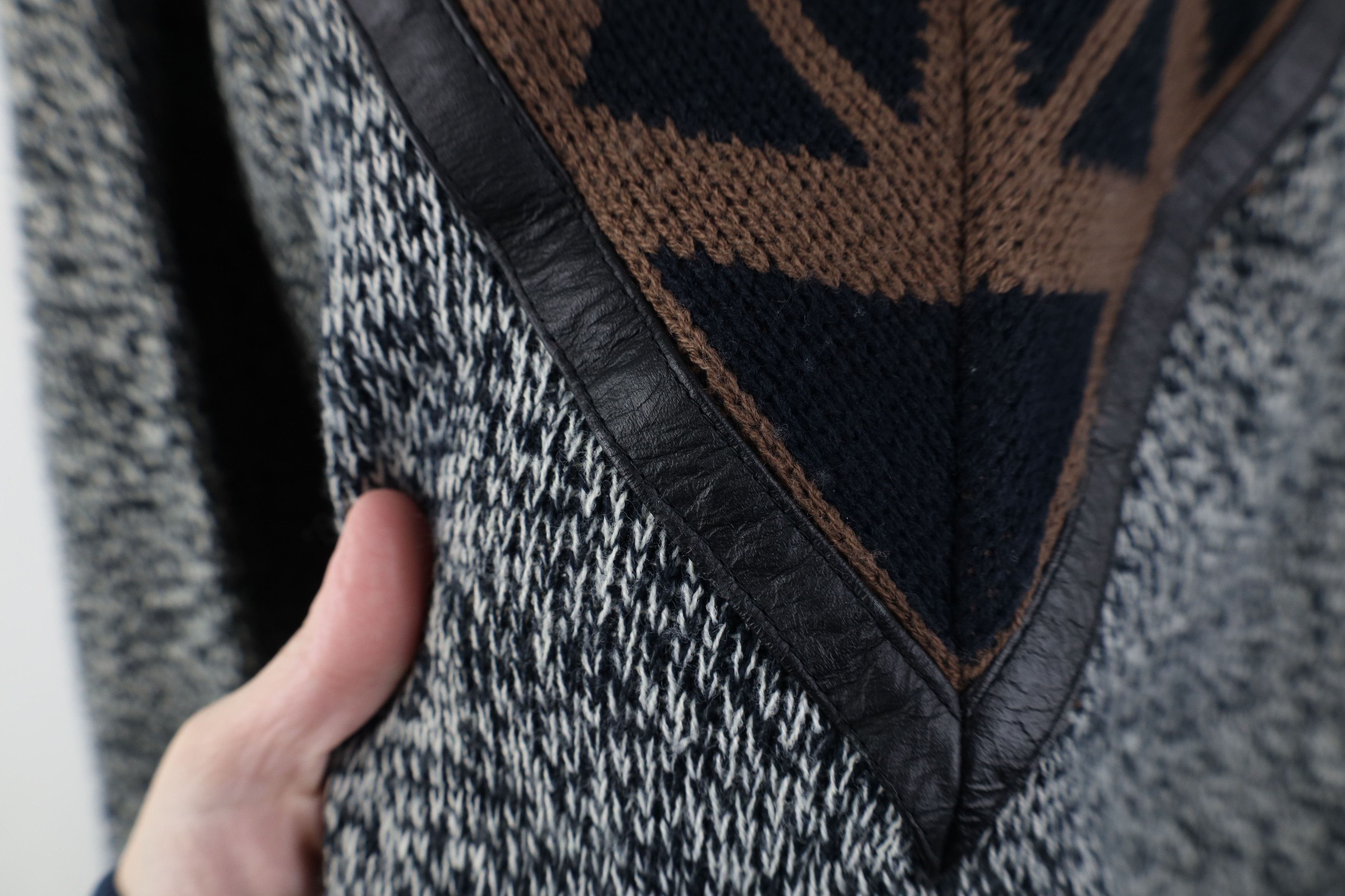 Vintage Vintage 90s Dapper Trim Geometric Knit V-Neck Sweater Size US S / EU 44-46 / 1 - 5 Thumbnail