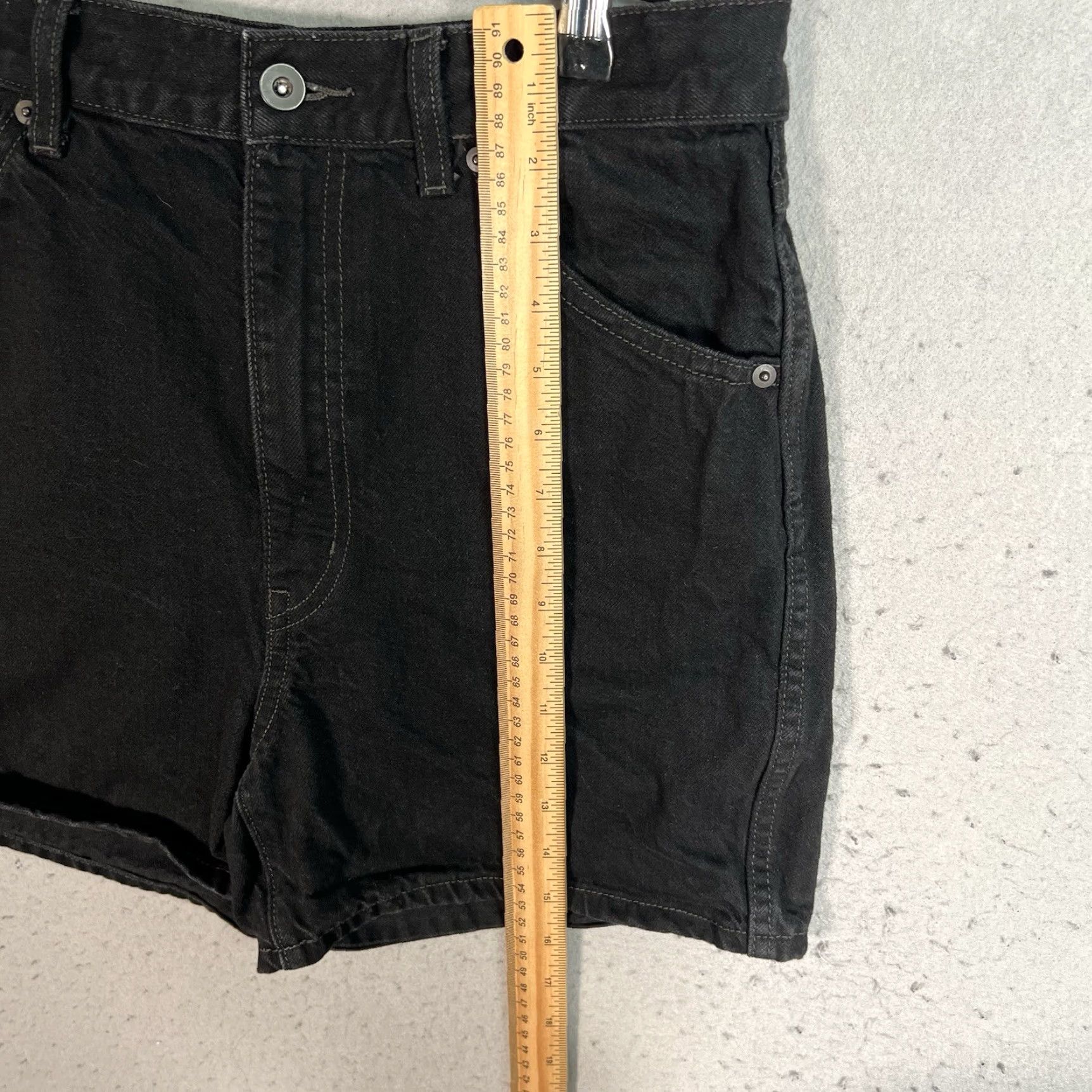Uniqlo Uniqlo U Boyfriend Shorts Womens Size 27 Black Flat Front Denim 100% Cotton Size 27" / US 4 / IT 40 - 4 Thumbnail