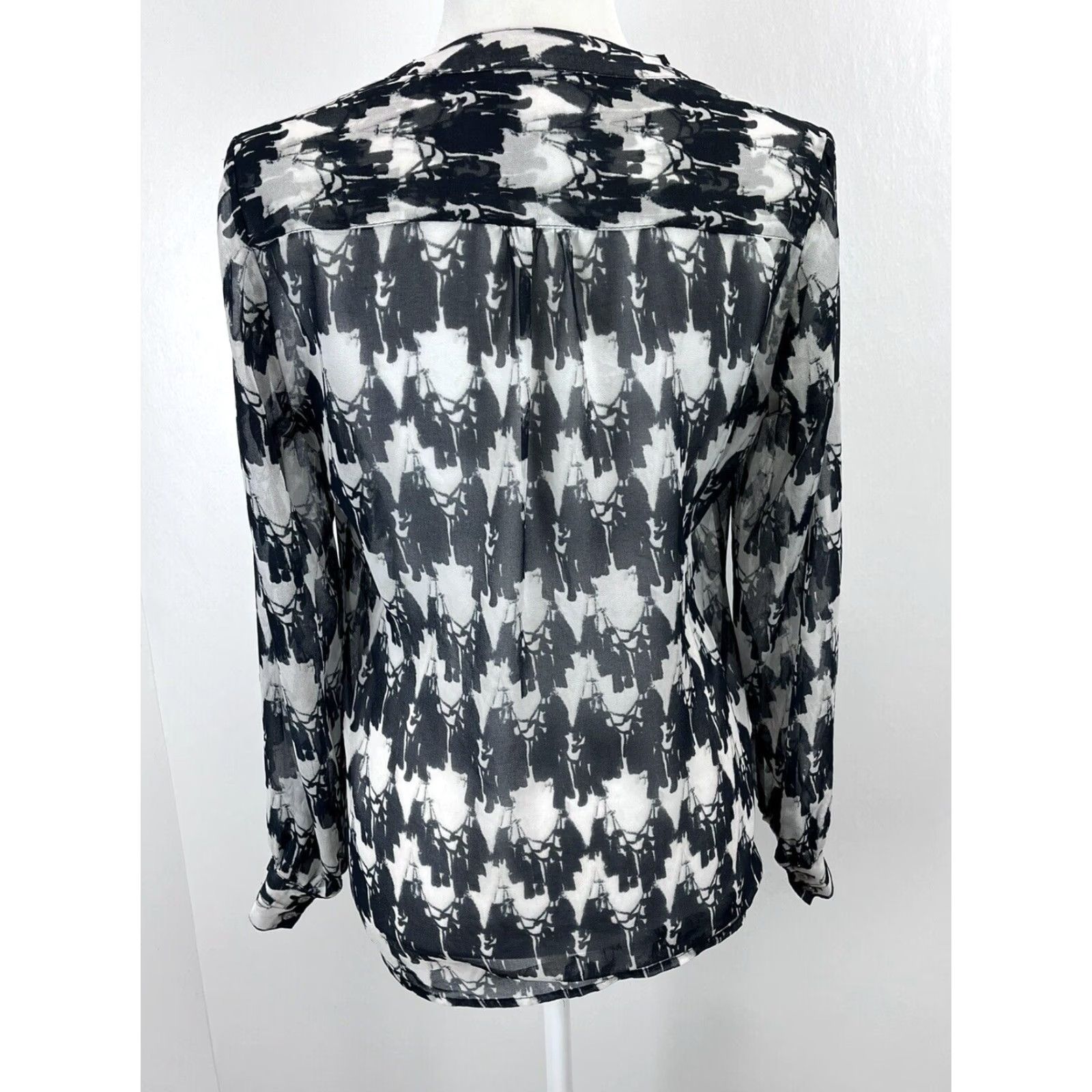 Banana Republic VINTAGE? Wait the item is Banana Republic, not vintage. So: Banana Republic Blouse Shirt Womens Size 4 Long Sleeve Sheer Black White Career Office Size S / US 4 / IT 40 - 3 Thumbnail
