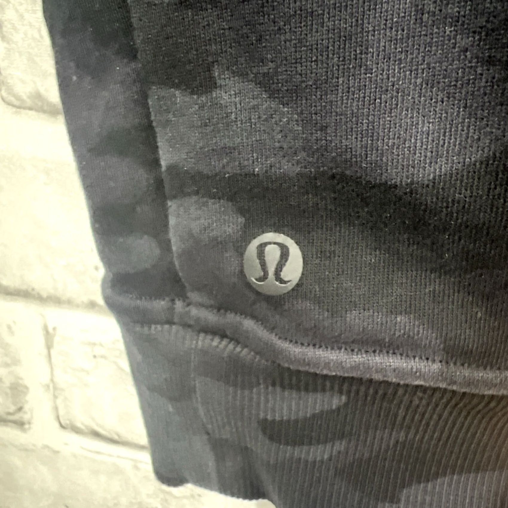 Lululemon Lululemon Hoodie Womens Size S Black Camo Pullover Activewear Pullover Ladies S Black Camouflage Hoodie Size S / US 4 / IT 40 - 5 Thumbnail