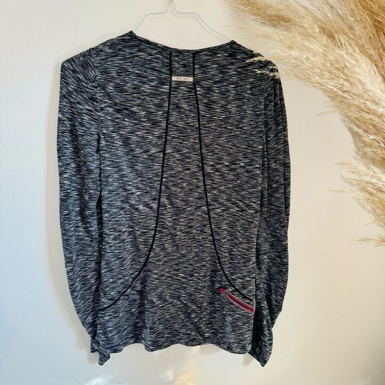 Athleta ATHLETA Black Grey White Long Sleeve VNeck Workout Shirt Top Size S / US 4 / IT 40 - 6 Thumbnail
