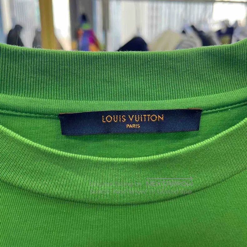 Louis Vuitton Louis Vuitton Green embossed letter logo short sleeve Size US L / EU 52-54 / 3 - 3 Thumbnail