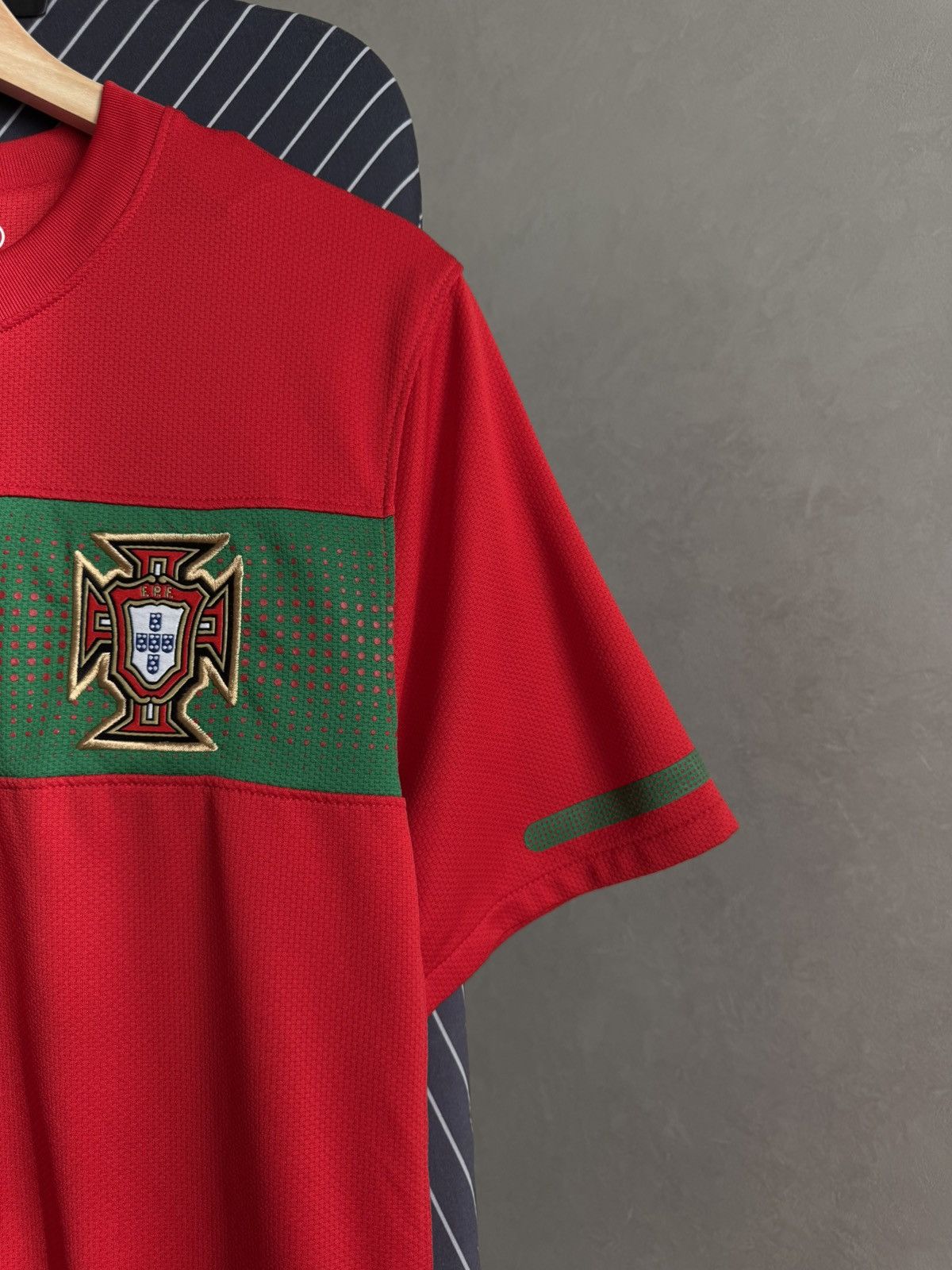 Nike Nike Vintage Portugal 2010 2011 Blockcore Red Home Jersey Size US M / EU 48-50 / 2 - 4 Thumbnail