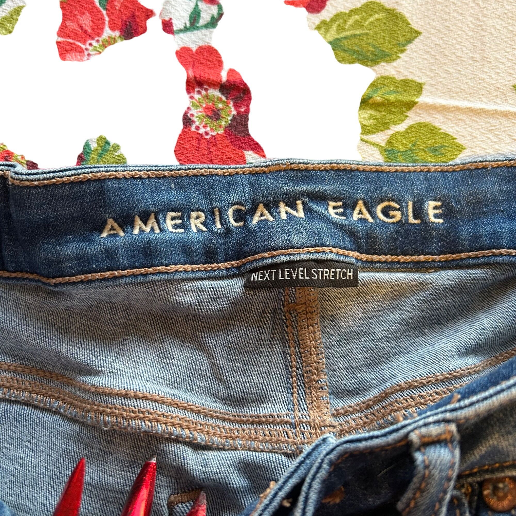 American Eagle Outfitters American Eagle High V-Rise Shortie Distressed Denim Shorts 2 Size 26" / US 2 / IT 38 - 2 Thumbnail
