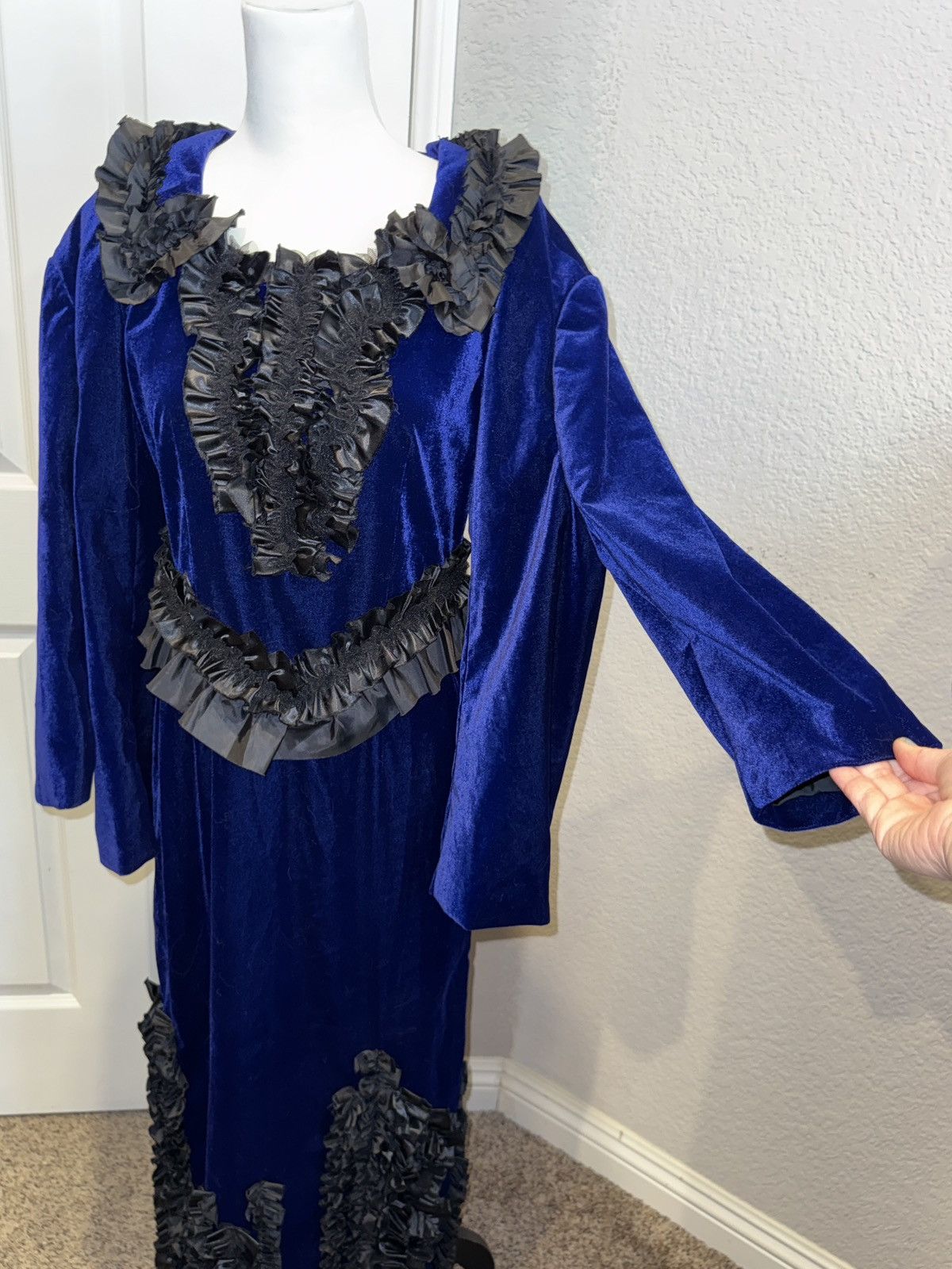 Comme des Garcons Comme des Garçons Archival Four-Sleeve Velvet Dress S $2,945 Size S / US 4 / IT 40 - 1 Thumbnail