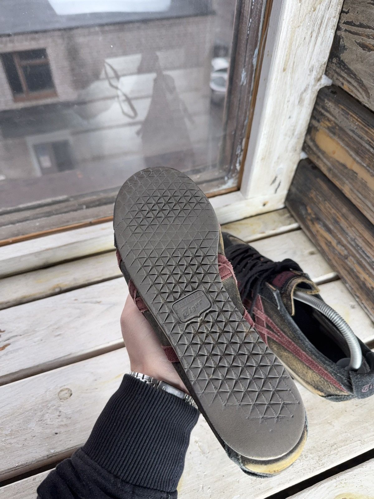 Onitsuka Tiger Onitsuka Tiger Distressed Low-Top Sneakers Black Red US 8 Size US 8 / EU 41 - 8 Thumbnail