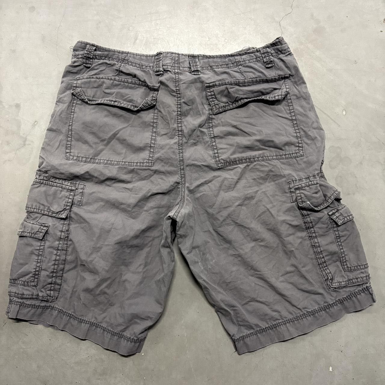 Vintage Crazy Vintage Y2K/2000s Grey Grunge Cargo Shorts! Size US 32 / EU 48 - 2 Thumbnail