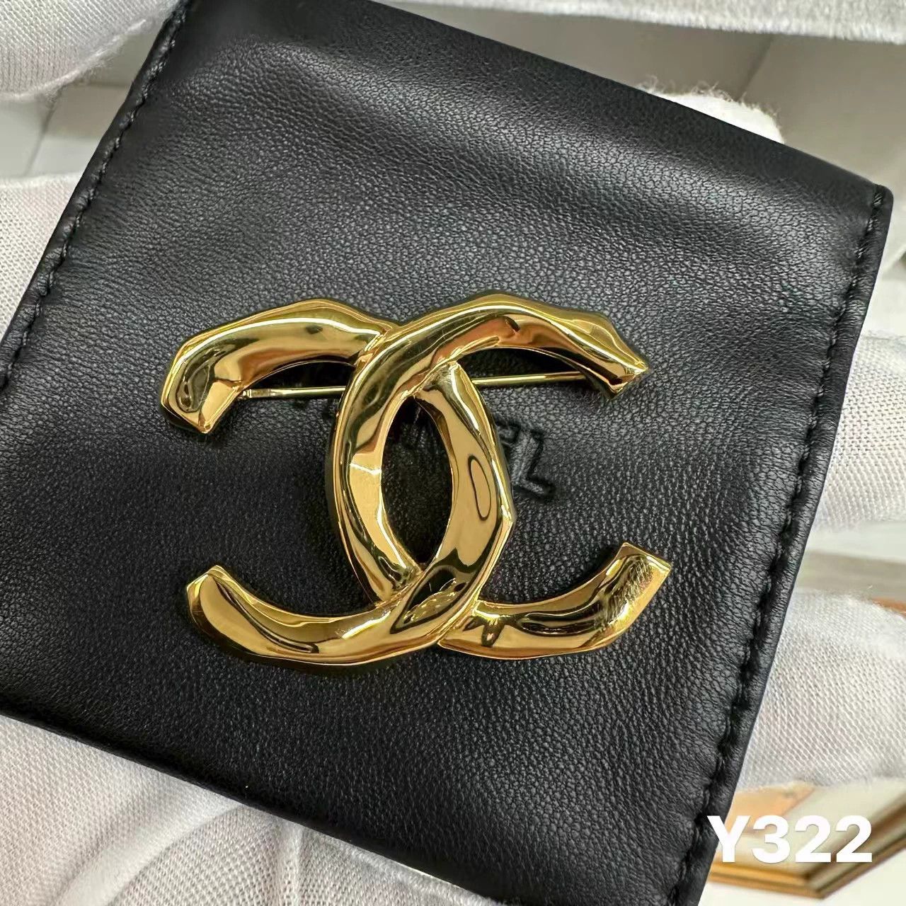 Chanel Chanel 23A Irregular CC Brooch New w/ Dust Bag Y322 Size ONE SIZE - 1 Thumbnail