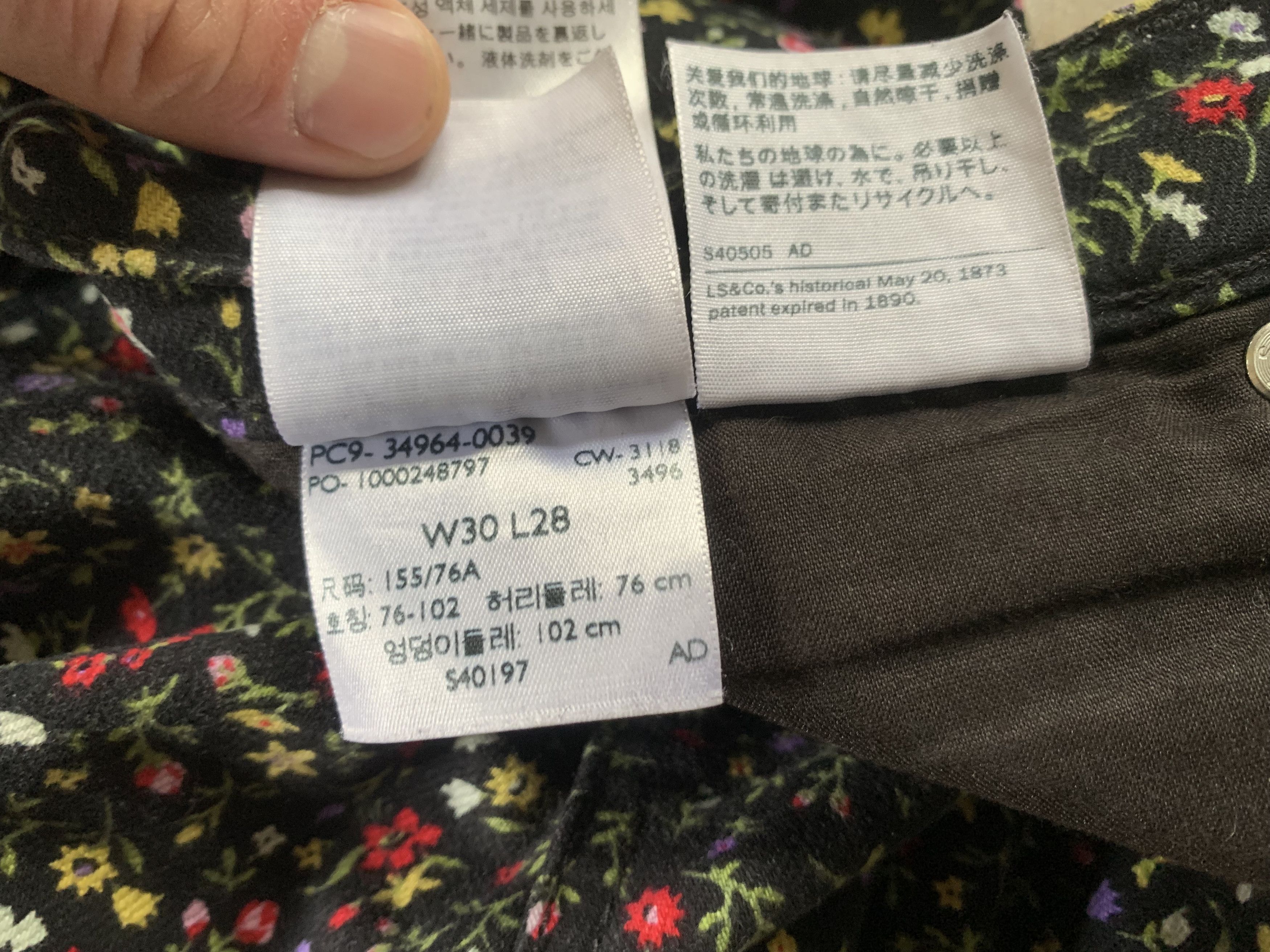 Levi's Women’s Levi’s Premium Wedgie Straight Floral Black Jeans Size 30" / US 8 / IT 44 - 10 Thumbnail