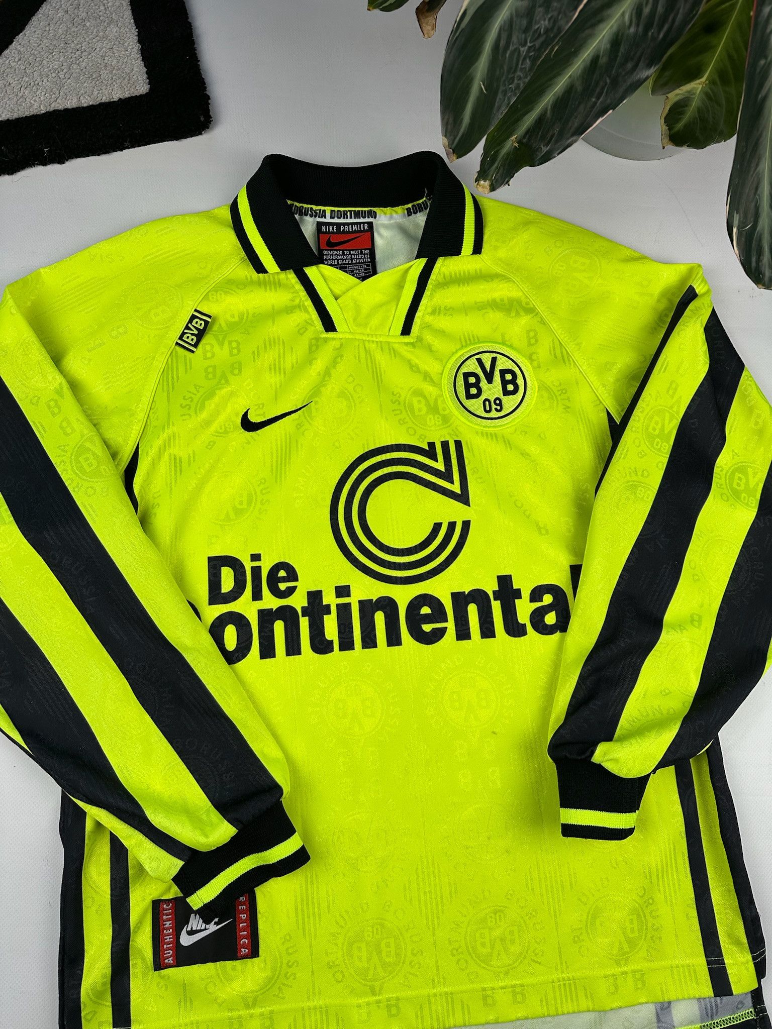 Nike Vintage Borussia Dortmund jersey football shirt 1996-1997 Size US S / EU 44-46 / 1 - 2 Thumbnail