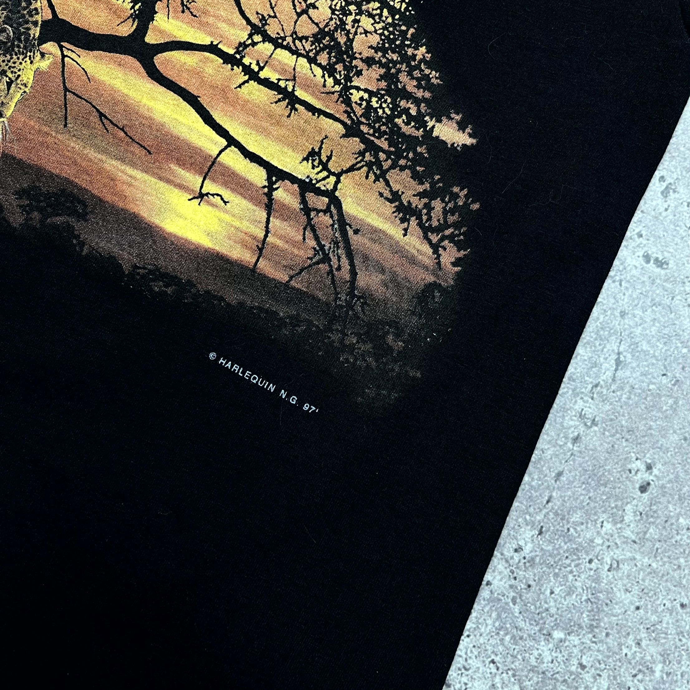 Vintage Vintage 90s Harlequin Leopard Sunset T‑Shirt Black Size M Size US M / EU 48-50 / 2 - 6 Thumbnail