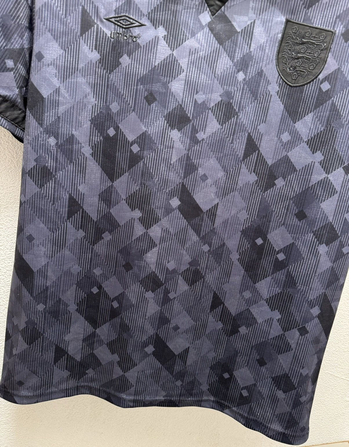 Umbro England umbro vintage black soccer jersey 1990th M sz Size US M / EU 48-50 / 2 - 4 Thumbnail