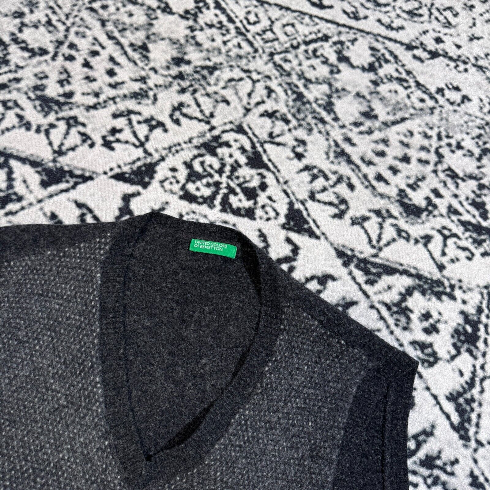 Vintage Vintage Unisex Black Wool Vest Sweater Size M 90s Oldmoney Size US M / EU 48-50 / 2 - 4 Thumbnail