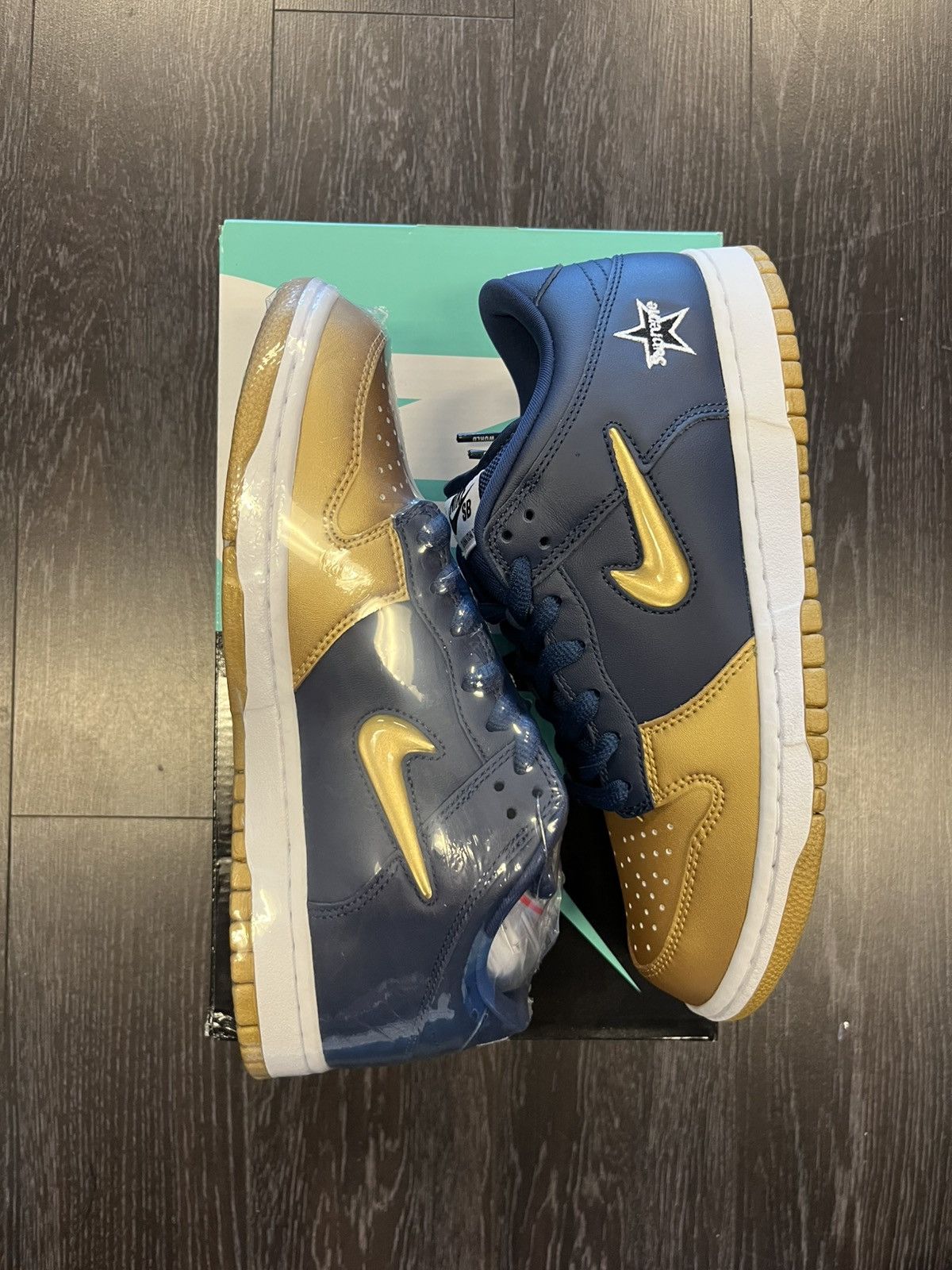 Nike × Supreme Nike SB Dunk Low Supreme Jewel Swoosh Gold Size US 7.5 / EU 40-41 - 3 Thumbnail
