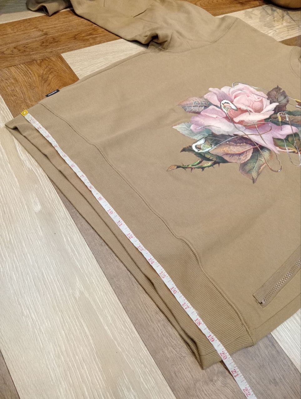 GU × Undercover GU X UNDERCOVER FLORAL ROSE OVERSIZED SWEATSHIRT - SIZE L Size US L / EU 52-54 / 3 - 15 Thumbnail