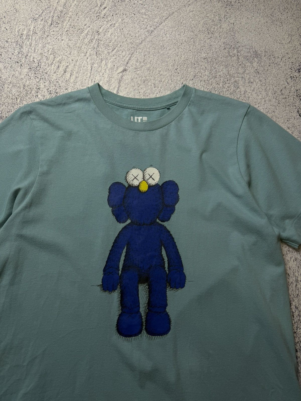 Japanese Brand Vintage Uniqlo x kaws T-shirt USA Size US S / EU 44-46 / 1 - 10 Thumbnail