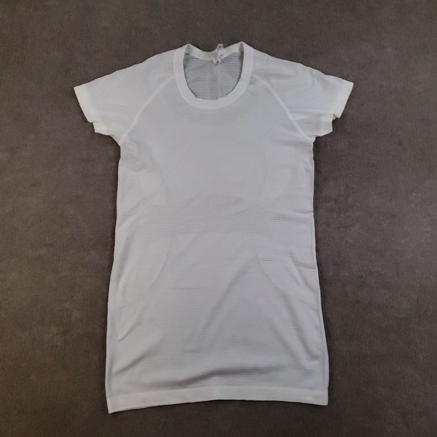 Lululemon Lululemon Shirt Womens 6 White Seamless Silverescent Athletic Tee Running Top Shirt Womens 6 White Seamless Silverescent Athletic Tee Running Top Size M / US 6-8 / IT 42-44 - 2 Thumbnail