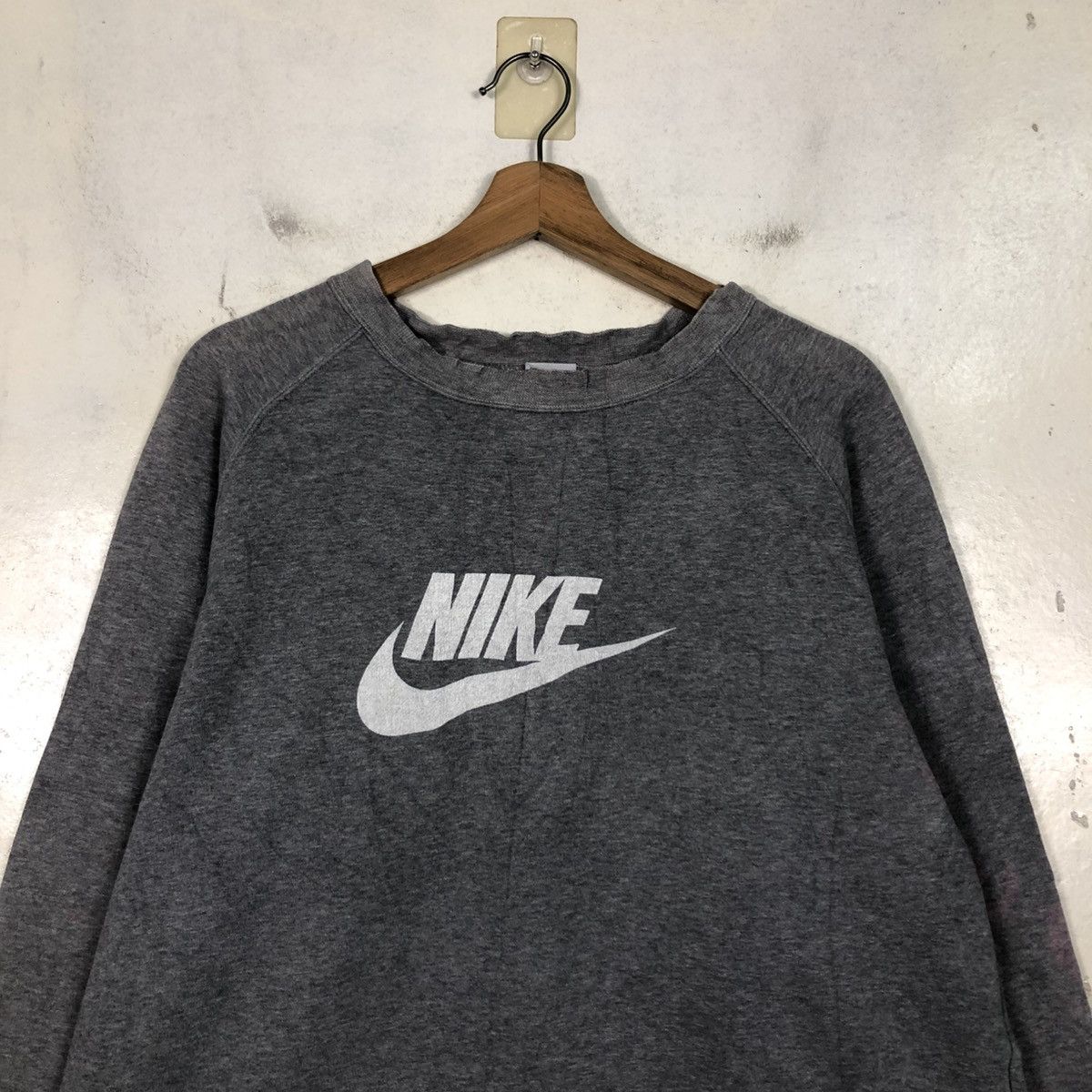 Nike 📌Vintage Sweatshirt Nike Big Logo Sun Faded Size US XL / EU 56 / 4 - 5 Thumbnail