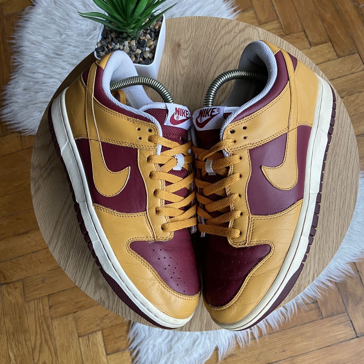 Nike 📌 Vintage RARE Nike Dunk Team Red / Gold Leaf 2005 Sneakers Size US 9 / EU 42 - 2 Thumbnail