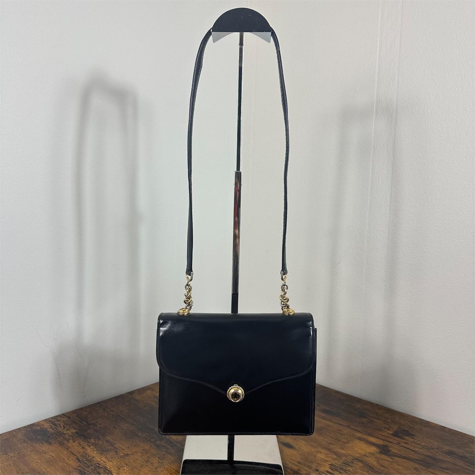 Gucci Vintage Gucci Black Leather Shoulder Bag With Crest Charm Size ONE SIZE - 3 Thumbnail