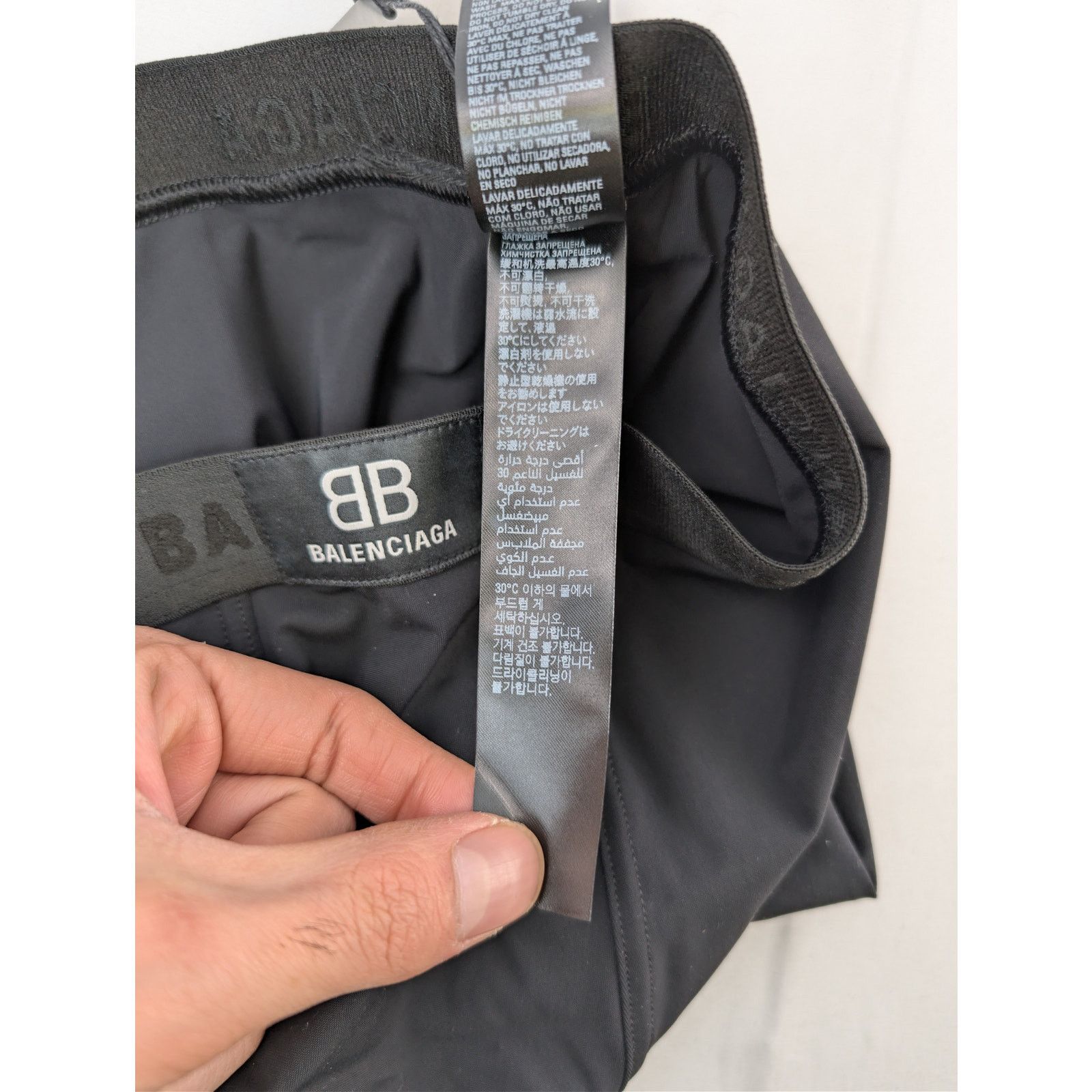 Balenciaga o1rshd1 Size: M / Swimwear Fitted Swim Trunks Short in Black Size US 32 / EU 48 - 19 Thumbnail