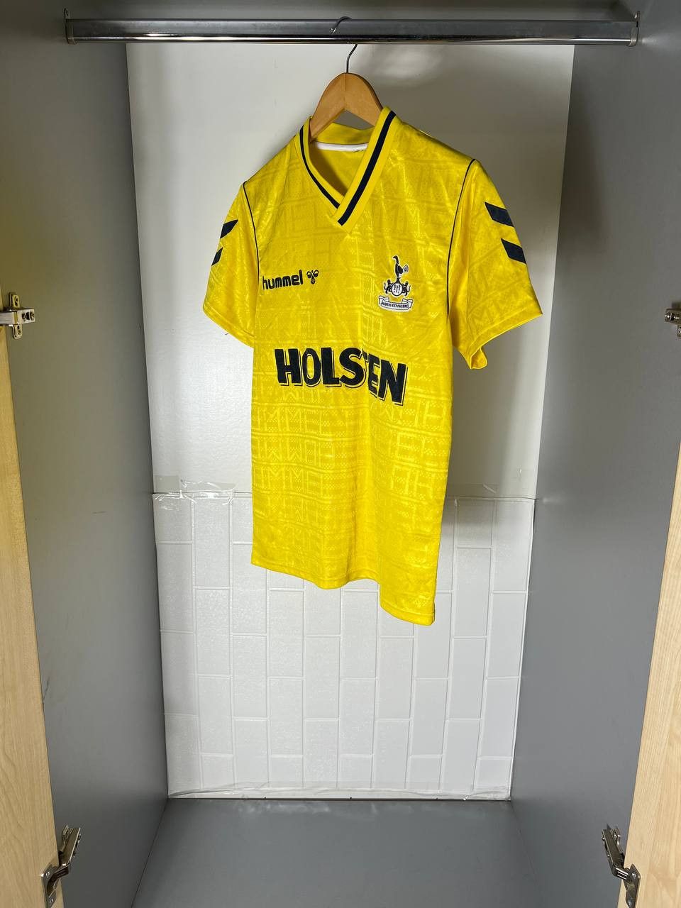 Vintage VERY RARE HUMMEL FC TOTTENHAM HOTSPUR ENGLAND SOCCET JERSEY Size US S / EU 44-46 / 1 - 3 Thumbnail